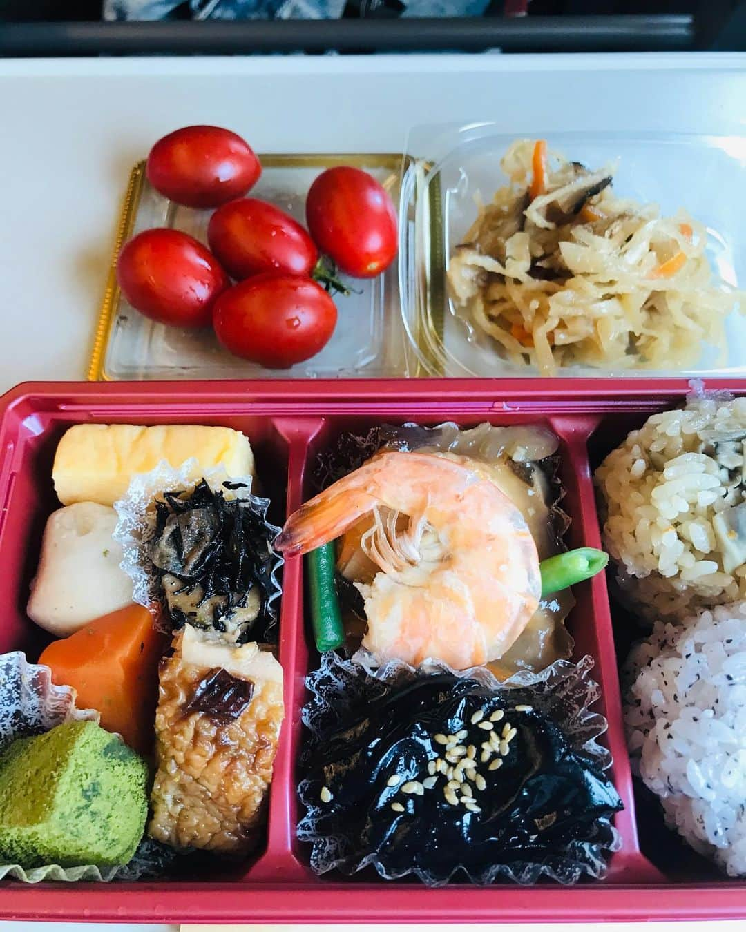 尾木直樹さんのインスタグラム写真 - (尾木直樹Instagram)「お昼のお弁当🍱は新幹線の車内で🚄レディース弁当です♪カロリー控えめで、ピッタリなんですよ！ ｰ #新幹線のぞみ #車内弁当#レディース弁当 #切り干し大根#ミニトマト#美味しかったです #尾木ママ」6月15日 12時40分 - oginaoki_ogimama