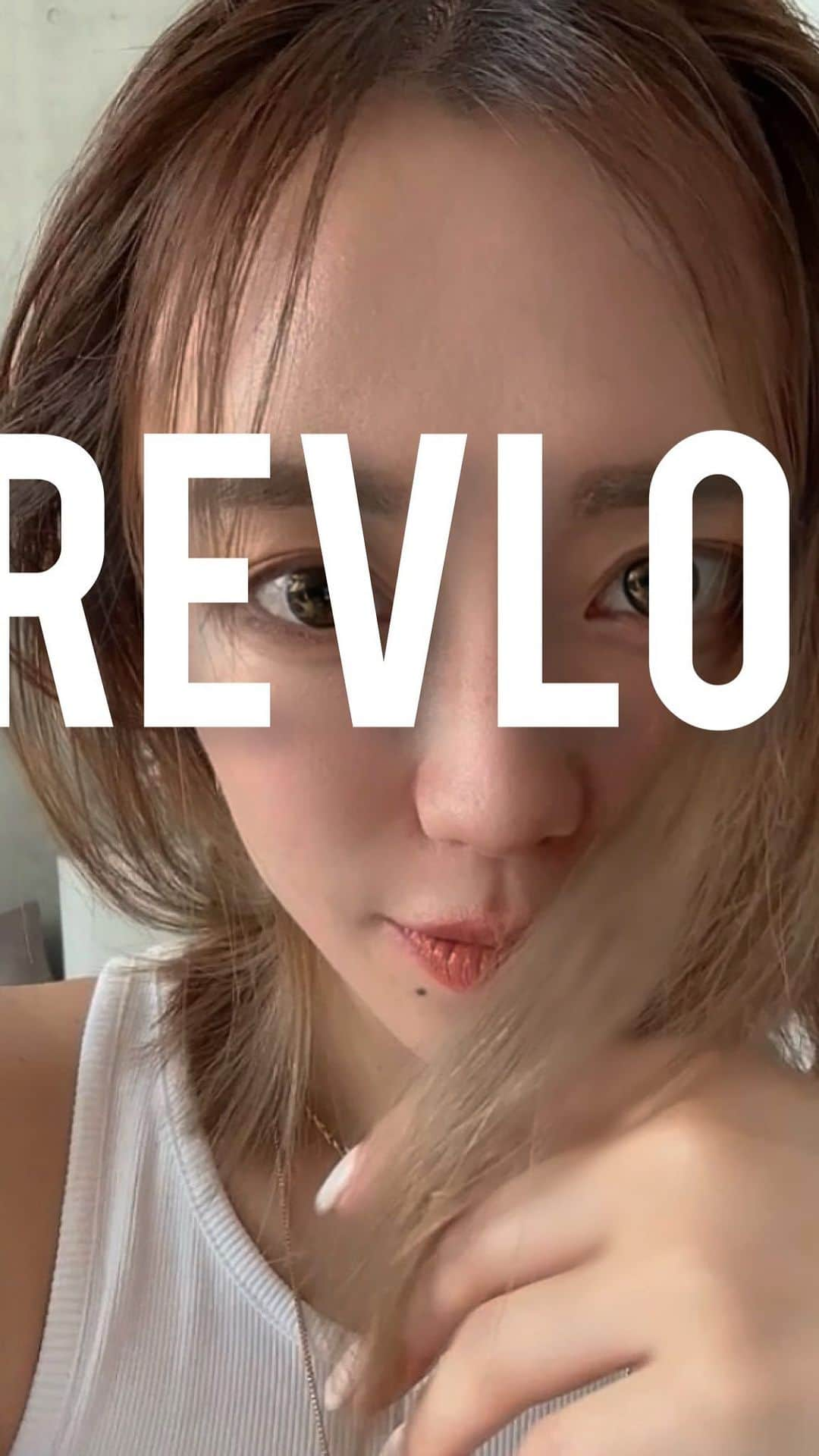 廣田奈々のインスタグラム：「revlonライン使いをスウォッチ✨  この時期大事なuvカット下地をしっかりめに。 レブロン カラーステイ ロングウェア メイクアップはお決まりの2色混ぜ。もっと焼けてきたらno330だけにしちゃう✌🏽✨ ツヤ感は消さずにカバーしてくれるって頼もしすぎて最近お肌はずっとこの作り方🫧  #lemonsquare🍋 #revlon #レブロン #liveboldly #レブロンカラーステイロングウェアメイクアップ #カラーステイロングウェアメイクアップ #カラーステイ #レブロンファンデ #新作コスメ #ファンデーション #リキッドファンデーション #pr @cchannel_lemonsquare @revlonjapan」