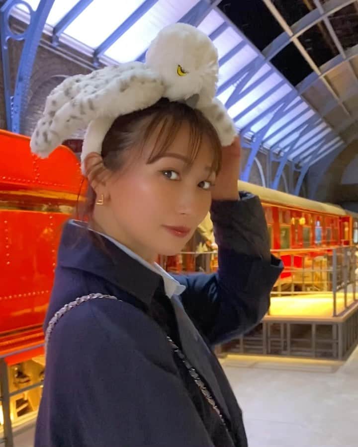 青木まりなのインスタグラム：「ヘドウィグ 頭にのせてるんるん🦉✨  今度は、全身フル装備で行きたい🧙🏻🪄❤️ 　  @wbtourtokyo  #ハリポタツアー #ハリーポッター #スタジオツアー東京  #harrypotter  #studiotour  #としまえん #豊島園」