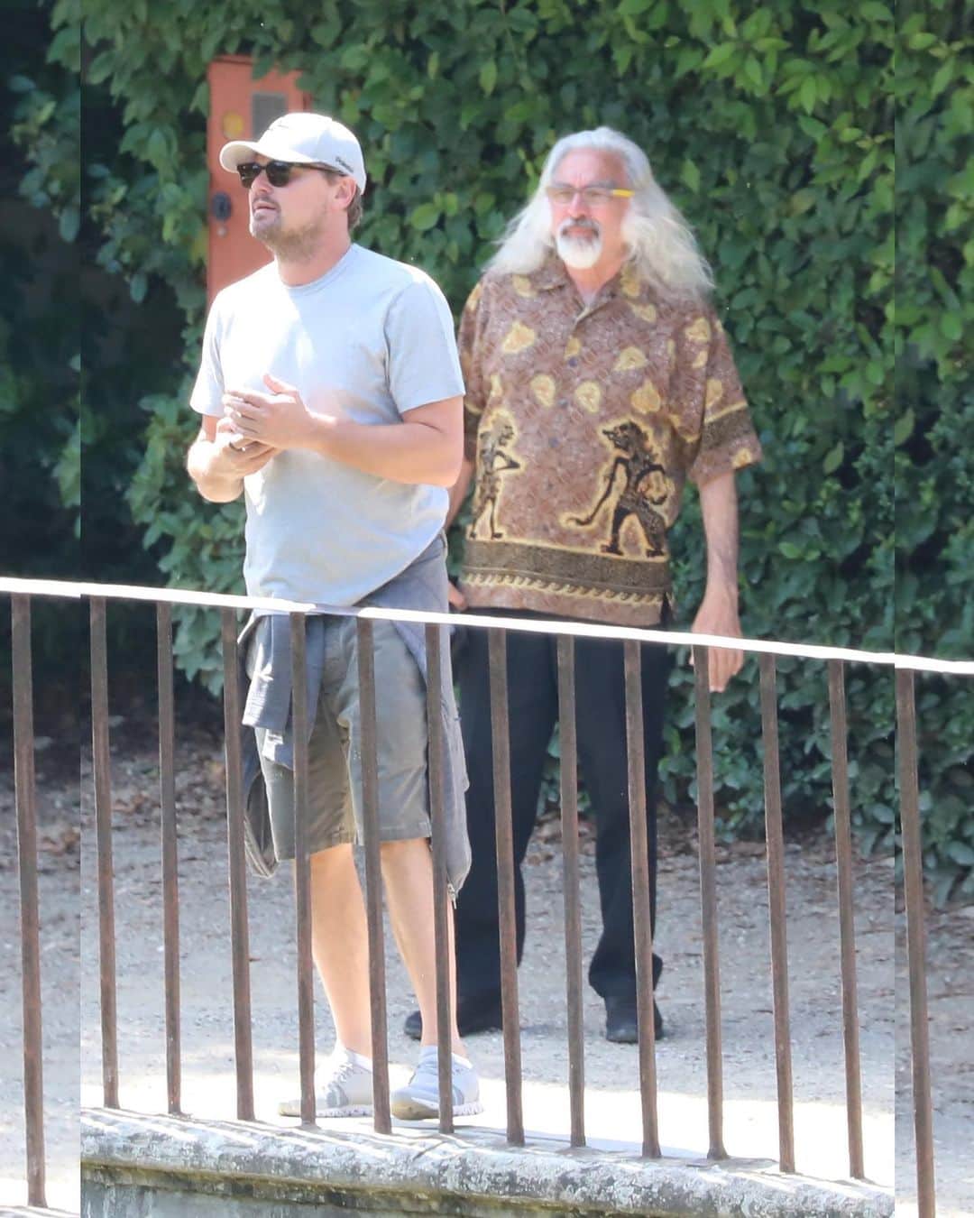 Just Jaredさんのインスタグラム写真 - (Just JaredInstagram)「Leonardo DiCaprio takes his baseball cap off for a quick, rare, moment during a visit to the Boboli Gardens in Florence, Italy with his dad George, and stepmom Peggy, as well as best friend Tobey Maguire and his ex-wife, Jennifer Meyer #LeonardoDiCaprio #GeorgeDiCaprio #PeggyFarrar #TobeyMaguire  #JenniferMeyer Photos: Backgrid」6月15日 12時48分 - justjared