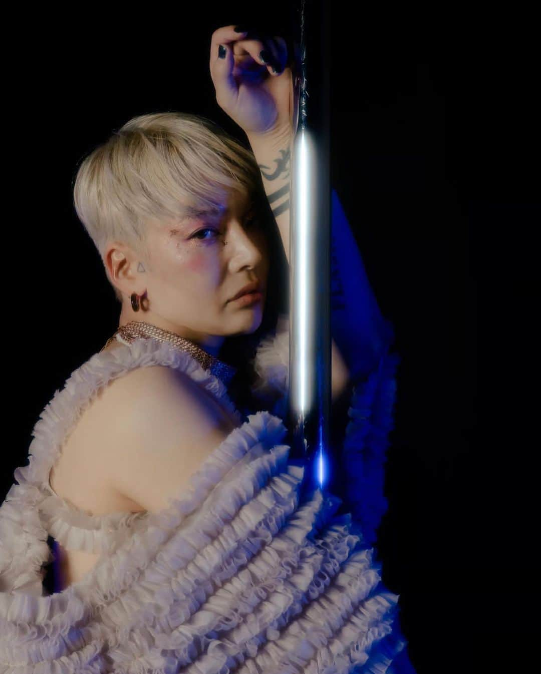 poledancer RYOTAのインスタグラム：「🧠🧠🧠  performer: Ryota Kogenji stylist: Hiromi Nakamoto hair & make-up: Takae Kamikawa（mod's hair） photographer: Hiroyuki Ozawa (FASHIONSNAP） videographer: Ota Uzuka（FASHIONSNAP） composition & text: Fuyuko Tsuji (FASHIONSNAP）」