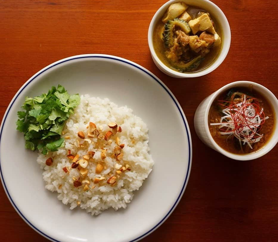 CHIKAのインスタグラム：「*. 打ち合わせの前のカレー🍛💛 「サクッとランチ作って打ち合わせしよー！」と言いつつ食いしん坊は健在で2種類作ったよ🤭 ✱豚とゴーヤのカレー ✱挽き肉ともやしのスープカレー いつもの付け合せたっぷりのカレーも好きだけど、付け合せなしでシンプルにカレーを楽しむスタイルもたまにはいいね🥰🫶🏽 美味しいカレーを食べて、充実した打ち合わせをして、満喫しすぎて電車に忘れ物しててんやわんやだったけど、優しい方が落し物を届けてくれていてホッとした🙈💓 今週2回も電車に忘れ物をするという大失態で自分にがっかりしている今日この頃😂 落し物をしない方法を教えてください😂 *. *. *. #カレー#カレー部#スパイスカレー#スパイス#curry#spicecurry#spice#spices#カレージャンキー#おうちカレー#カレーと生きる#ちカレー#🍛#💛」