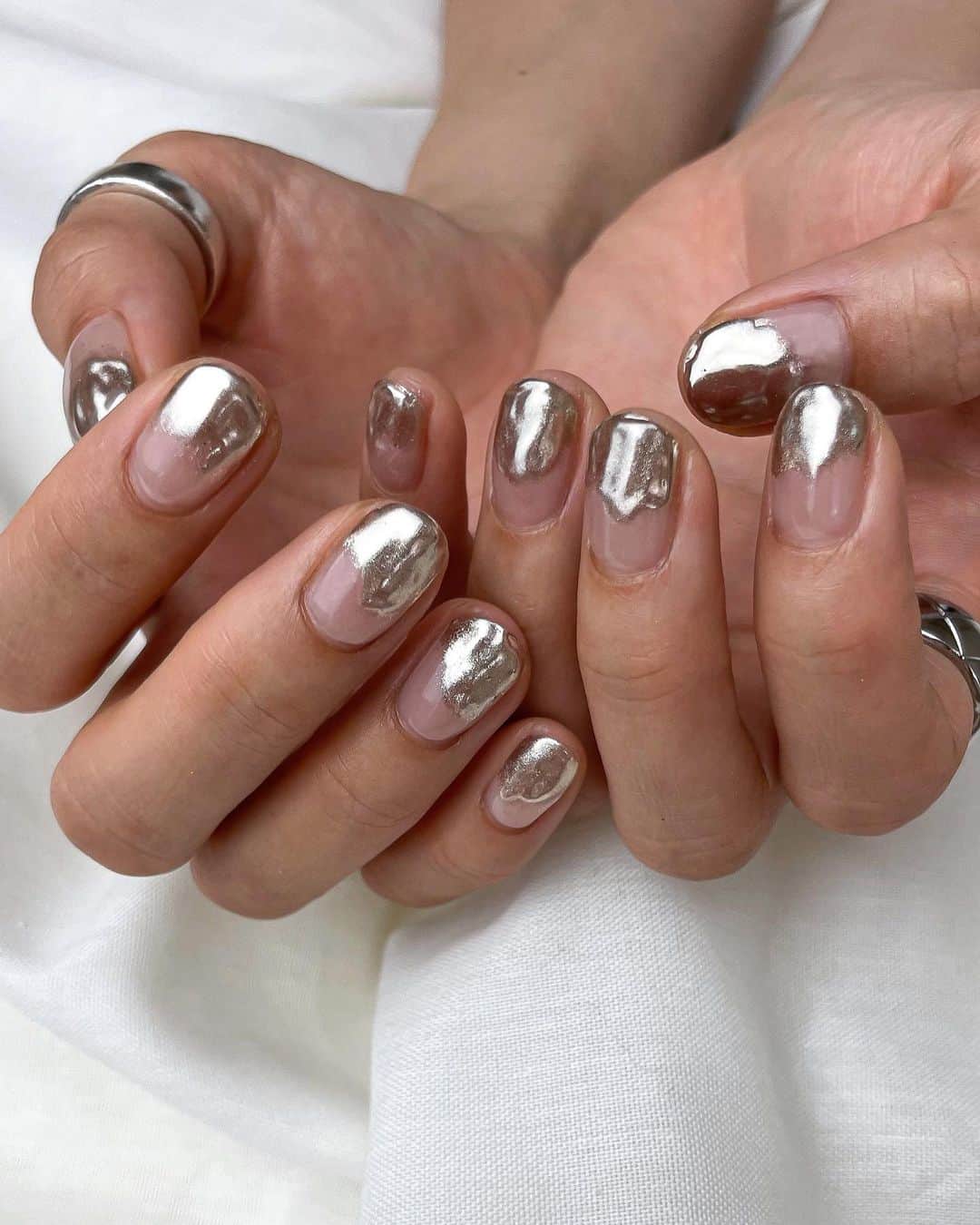 のインスタグラム：「☆ ニュアンスっぽく Metalフレンチ💿 ⁡ ⁡ ⁡ いつもありがとうございます🤍 ⁡ ⁡ ⁡ ⁡ ⌇ ⌇ ⌇ ⌇ ⌇ ⁡ ⁡ ⁡ ⁡ ⁡ −–−–−–−–−–−–−–− ⁡ #nailart#gelnail#ネイルアート#アートネイル#手描きネイル#ジェルネイル#アート#個性派ネイル#癖ネイル#福岡ネイル#美甲#美甲師#네일#네일아트#ネイルサロン#福岡ネイルサロン#メタリックフレンチ#ミラーフレンチ」