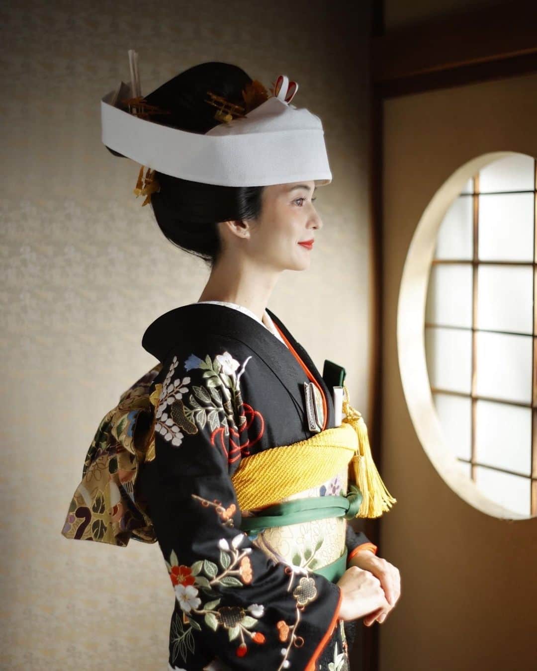 萬屋本店のインスタグラム：「艶やかな刺繍が美しい黒引振袖 高島田に角隠しという伝統的なスタイルで凛々しさが際立ちます」