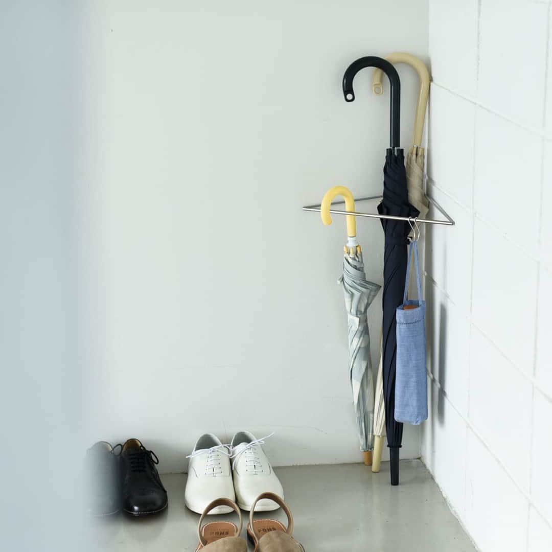 北欧、暮らしの道具店さんのインスタグラム写真 - (北欧、暮らしの道具店Instagram)「玄関の傘立てに 色々使えるスタイリッシュな「つっぱり棒」 . - - - - - - - - - - - -  狭い玄関にもおすすめの スタイリッシュな傘立てのご紹介です。  こちらの「コーナーバー」は、 部屋の角にL字フックを 付けるだけで完成する収納グッズです。  傘立てだけでなく、 洗面所のタオル掛けやファッション小物掛け、 掃除道具ホルダーとして使うのも◎  部屋のすみっこや 家具のすきまのデッドスペースなどが、 新たな収納空間に生まれ変わる、 とっておきのアイテムなんです。  設置は簡単！ コーナーに付属の「L字フック」 または、石膏ボード用の画鋲などを取り付け、 本体のシリコンゴム製コードを引っ掛けるだけ。  宙に浮かぶ姿は、 言うなればスタイリッシュなつっぱり棒。  無駄を削ぎ落としたデザインは どんな空間にもなじみます。  S字フックとも相性抜群なので、 アイデア次第で収納の幅が広がりますよ。  デッドスペースの有効活用に、 是非取り入れてみてくださいね . ーーー 掲載のアイテムはこちら▼ ーーー . ☑️ SOGU/CORNER BAR/コーナーで使えるつっぱり棒/傘立て - - - - - - - - - - - - - - - - - -   ▶︎ お買いものはプロフィールのリンクから ご覧くださいね。→@hokuoh_kurashi . #SOGU#突っ張り棒#玄関収納#傘立て #収納#整理収納  #シンプル#シンプルライフ#シンプルデザイン #暮らしを楽しむ#日々の暮らし#北欧#暮らし#北欧暮らしの道具店」6月15日 13時00分 - hokuoh_kurashi