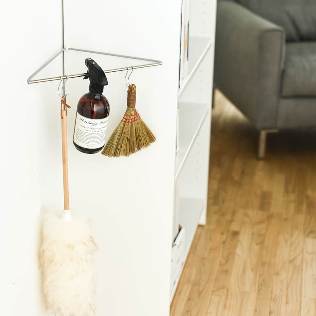 北欧、暮らしの道具店さんのインスタグラム写真 - (北欧、暮らしの道具店Instagram)「玄関の傘立てに 色々使えるスタイリッシュな「つっぱり棒」 . - - - - - - - - - - - -  狭い玄関にもおすすめの スタイリッシュな傘立てのご紹介です。  こちらの「コーナーバー」は、 部屋の角にL字フックを 付けるだけで完成する収納グッズです。  傘立てだけでなく、 洗面所のタオル掛けやファッション小物掛け、 掃除道具ホルダーとして使うのも◎  部屋のすみっこや 家具のすきまのデッドスペースなどが、 新たな収納空間に生まれ変わる、 とっておきのアイテムなんです。  設置は簡単！ コーナーに付属の「L字フック」 または、石膏ボード用の画鋲などを取り付け、 本体のシリコンゴム製コードを引っ掛けるだけ。  宙に浮かぶ姿は、 言うなればスタイリッシュなつっぱり棒。  無駄を削ぎ落としたデザインは どんな空間にもなじみます。  S字フックとも相性抜群なので、 アイデア次第で収納の幅が広がりますよ。  デッドスペースの有効活用に、 是非取り入れてみてくださいね . ーーー 掲載のアイテムはこちら▼ ーーー . ☑️ SOGU/CORNER BAR/コーナーで使えるつっぱり棒/傘立て - - - - - - - - - - - - - - - - - -   ▶︎ お買いものはプロフィールのリンクから ご覧くださいね。→@hokuoh_kurashi . #SOGU#突っ張り棒#玄関収納#傘立て #収納#整理収納  #シンプル#シンプルライフ#シンプルデザイン #暮らしを楽しむ#日々の暮らし#北欧#暮らし#北欧暮らしの道具店」6月15日 13時00分 - hokuoh_kurashi