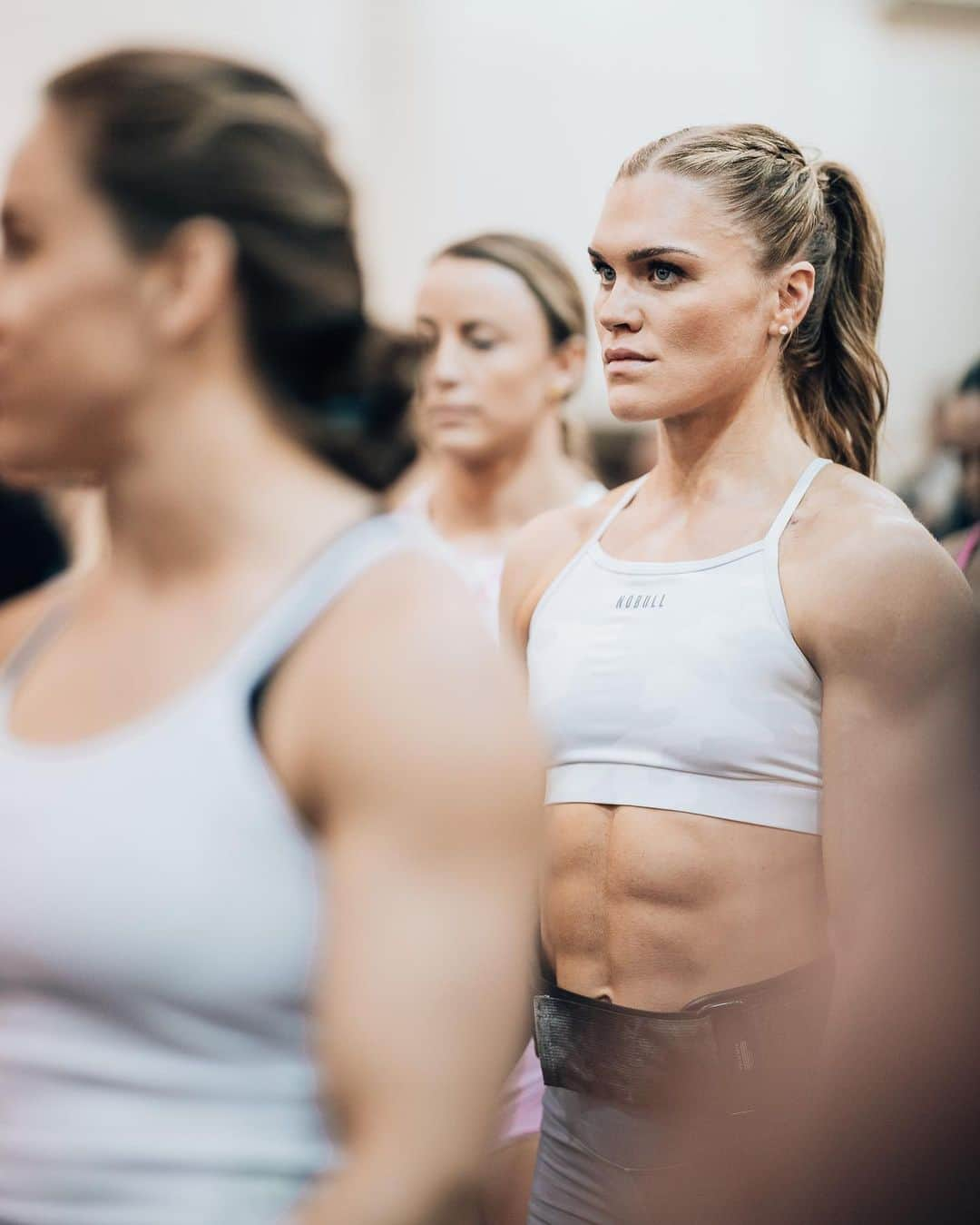 Katrin Tanja Davidsdottirさんのインスタグラム写真 - (Katrin Tanja DavidsdottirInstagram)「The calm before the STORM ✨🤍 best feeling in the world when you are walking out onto the floor feeling confident in your preparation .. then all that’s left is to trust your instincts & GO! 💫  Photos: @nobull @nobullplus」6月15日 23時57分 - katrintanja