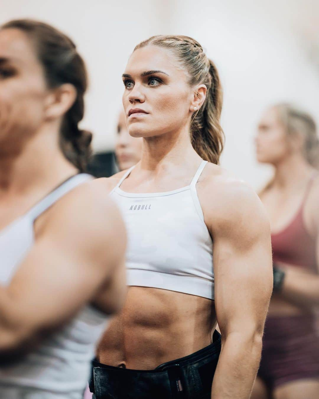 Katrin Tanja Davidsdottirのインスタグラム：「The calm before the STORM ✨🤍 best feeling in the world when you are walking out onto the floor feeling confident in your preparation .. then all that’s left is to trust your instincts & GO! 💫  Photos: @nobull @nobullplus」