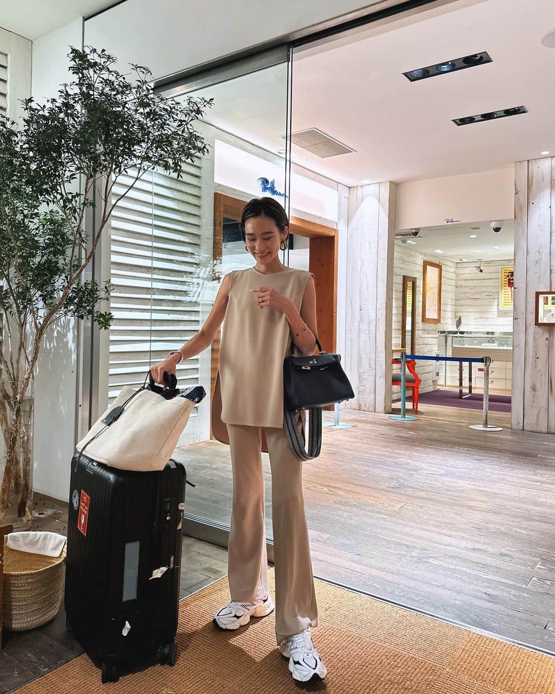 のインスタグラム：「. お気に入りすぎて 服考える時間無い時は大体このセットアップきちゃう😂 スニーカー合わせても スリット入ってるから問題なく 綺麗に着れるのもお気に入りのポイント❣️  いつも質問頂くニューバランスの品番は9060？ とかゆうやつ❣️👟  #ellie_jp」