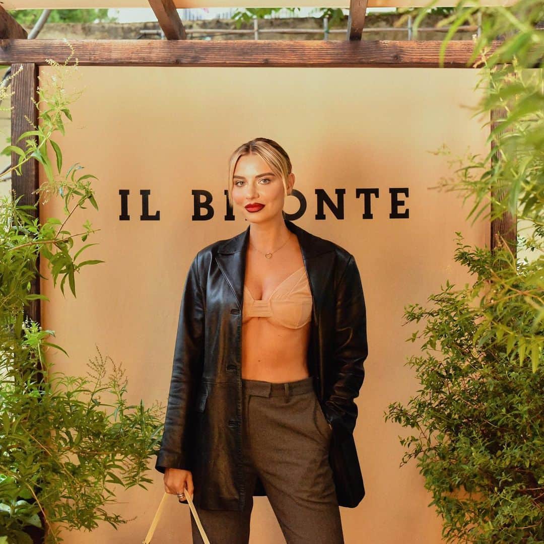 イルビゾンテのインスタグラム：「Beautiful @veronicaferraro attending to the Il Bisonte Garden Party. ✨🧡 @negrifirmanpr   #ilbisonte #pittiuomo #veronicaferraro」
