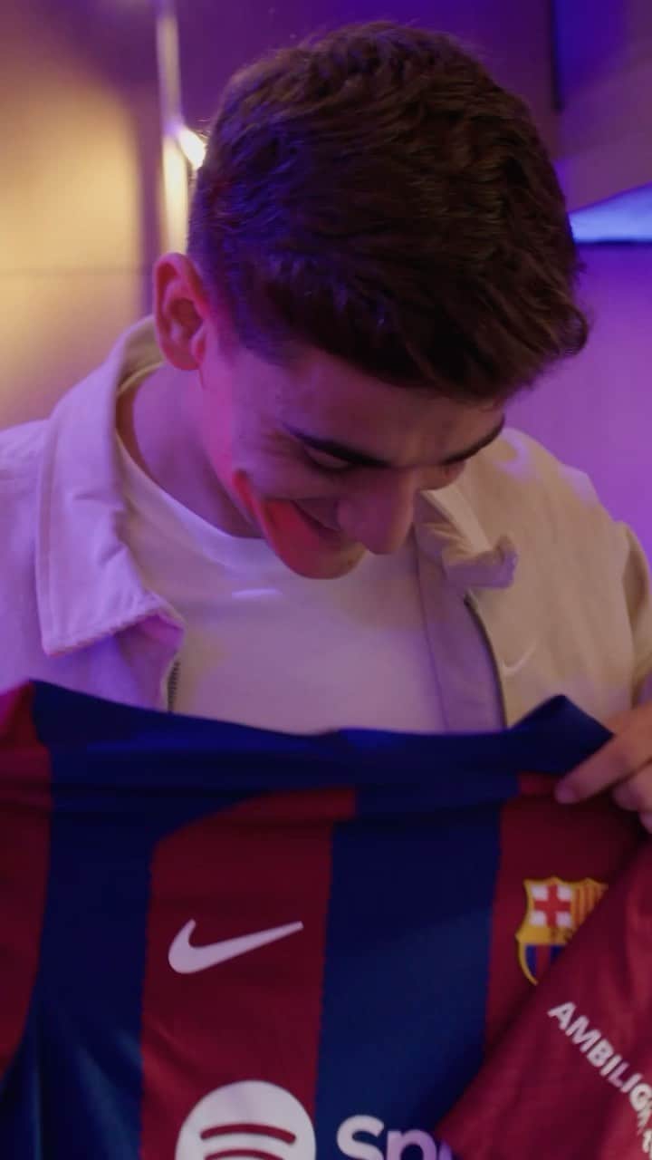 ナイキフットボールのインスタグラム：「@fcbarcelona new kit energy debuted with a united spirit—13 leaders, each rewriting the rules on moving their game forward. 🔥♦️ #NikeFootball」