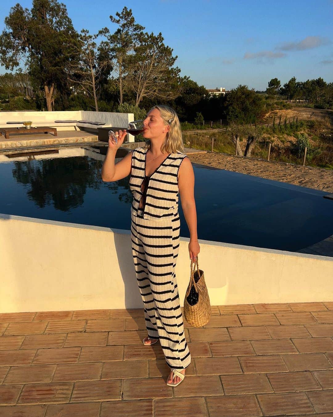 Estée Lalondeのインスタグラム：「Summer nights and a chilled red. 🍷🌞 🥰 @marnierays_」