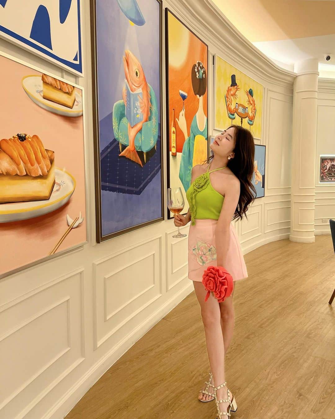 フォン＝サナンタチャット タナパットピサーンさんのインスタグラム写真 - (フォン＝サナンタチャット タナパットピサーンInstagram)「ปาใจให้ร้านนี้รัวๆ 💖💖💖 @kenshobangkok สาวก omakase ต้องมาค่า เชฟเรียงรสชาติของแต่ละคำได้ดีมาก อร่อยทุกคำ ร้านตกแต่งน่ารักมากๆ เหมือนเป็น Art gallery ฝนมองเพลินมาก ถ่ายรูปก็สวยสุดๆ ⭐️⭐️⭐️⭐️⭐️ #fonxtable  .  Total look @gentlewomanstore」6月15日 22時31分 - sananthachat