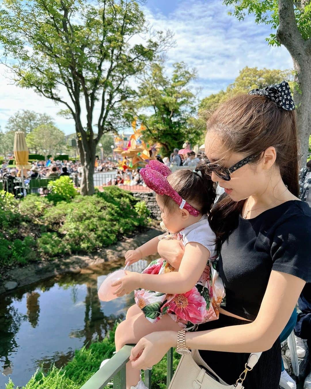 石田安奈のインスタグラム：「久々にディズニーに行った思い出❤️  乗り物もこの日5個位乗って満喫した日✨  ミニーちゃんのカチューシャお揃いもできて母は満足でした🎀 ルンルンしてて癒されたなぁ。 チュロスも食べてるの見てると私も食べる！って豪快に口に入れてるけど長すぎて🤣🤣🤣  美女と野獣はなぜかギャン泣きでした笑。 暗いのが怖かったかな🥲💕  #ディズニーランド#ディズニー#美女と野獣#お揃い」