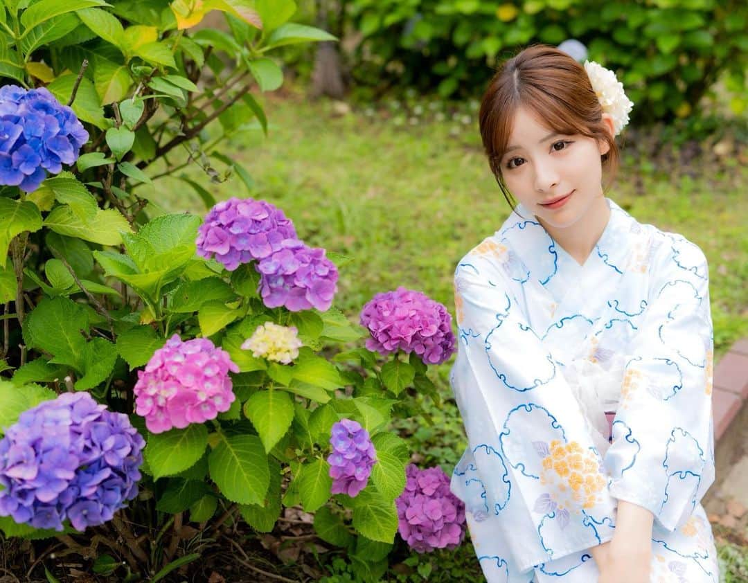 のインスタグラム：「私は白い紫陽花が好き𑁍𓏸 𓈒𓂃  #浴衣 #浴衣ヘアアレンジ #浴衣ヘア #横顔 #横顔美人 #ヘアアレンジ #rq #レースクイーン #花乃衣美優」