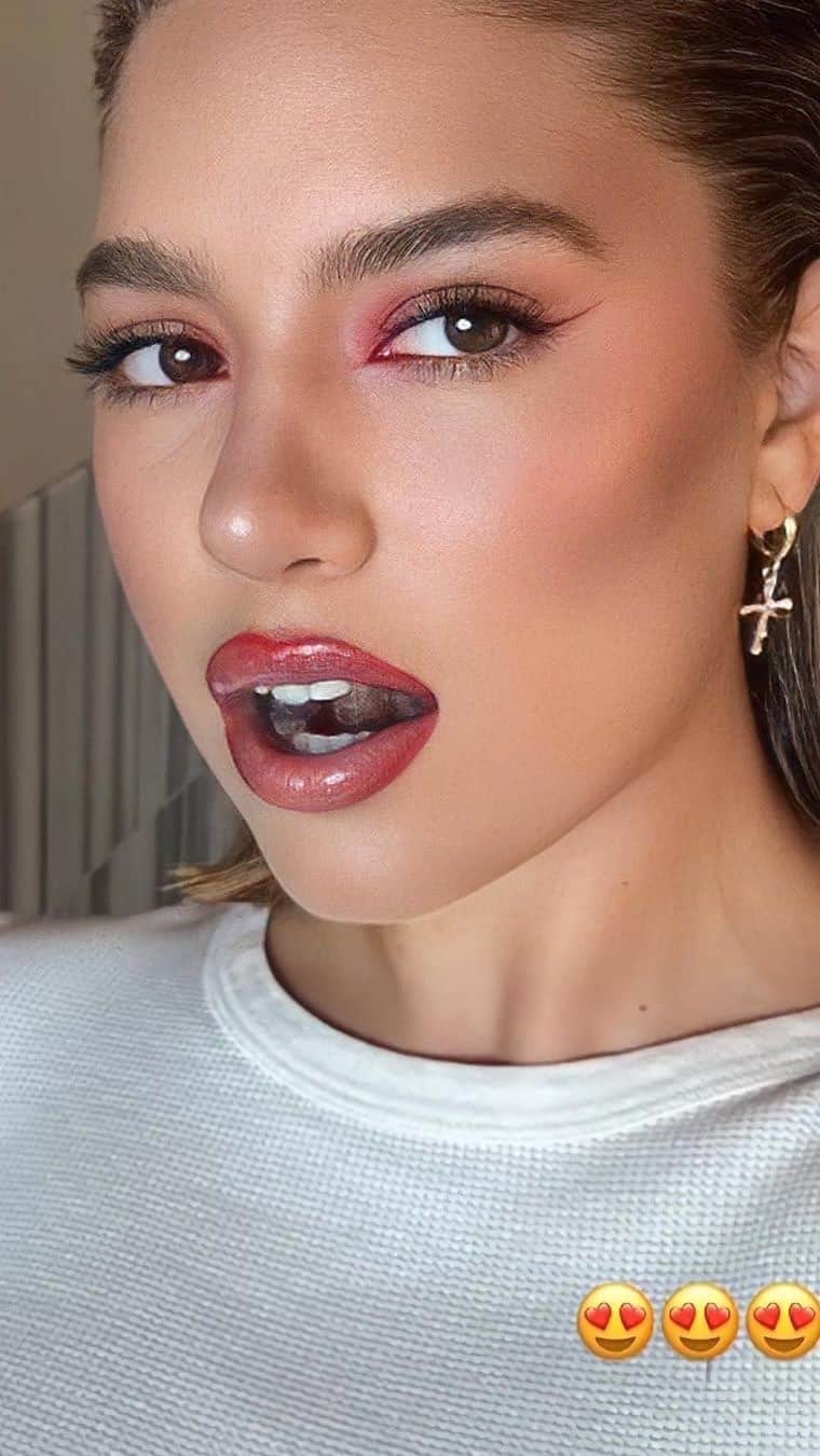 Carolina Gonzalezのインスタグラム：「⚡️K E N Z I E⚡️Red Hot @kenzie ♥️💄⚡️  @aliceandolivia  Hair @daniellepriano  #MakeupbyMe @cgonzalezbeauty  Assisted by @veronicagaona  Reel by @thebeautycine    USING    @mariobadescu  Facial Spray with Aloe, Herbs & Rosewater  Lip Mask   @111skin  Celestial Black Diamond Cream    @obaloil  Face Oil   @armanibeauty  Luminous Silk Concealer 5.25  Luminous Silk Foundation 5.75, 6  Glow Setting Powder 2, 4, 5.5  Luminous Silk Glow Blush 50, 51 Smooth Silk Lip Pencil  8  Lip Ecstasy 1    @westmanatelier  Contour Stick in Biscuit, Truffle」