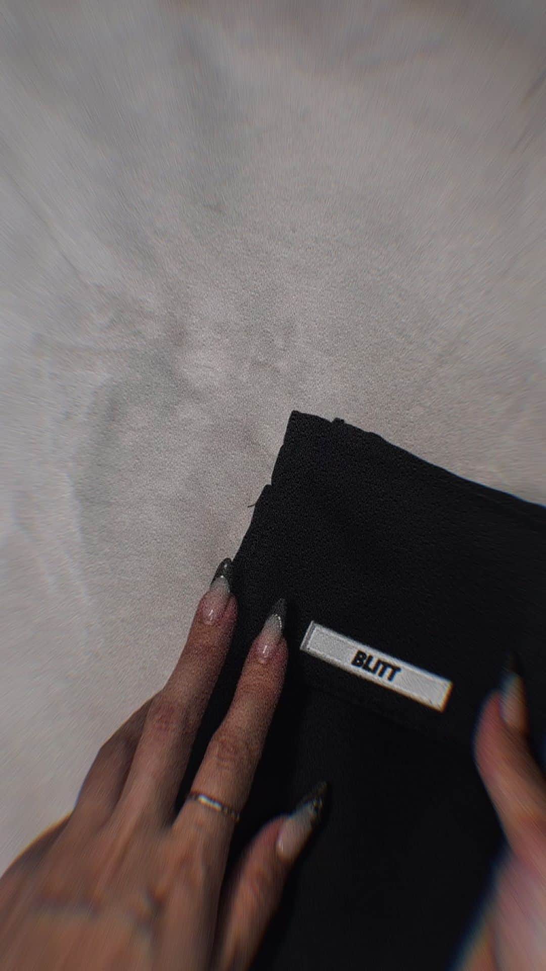 藤川ありすのインスタグラム：「可愛いくて便利なケースが今日発売♡ 意外といっぱい入ります!これにiphoneも入ります。笑 少量入荷なので早めにGETしてね〜!  @blitt_official  #BLITT」