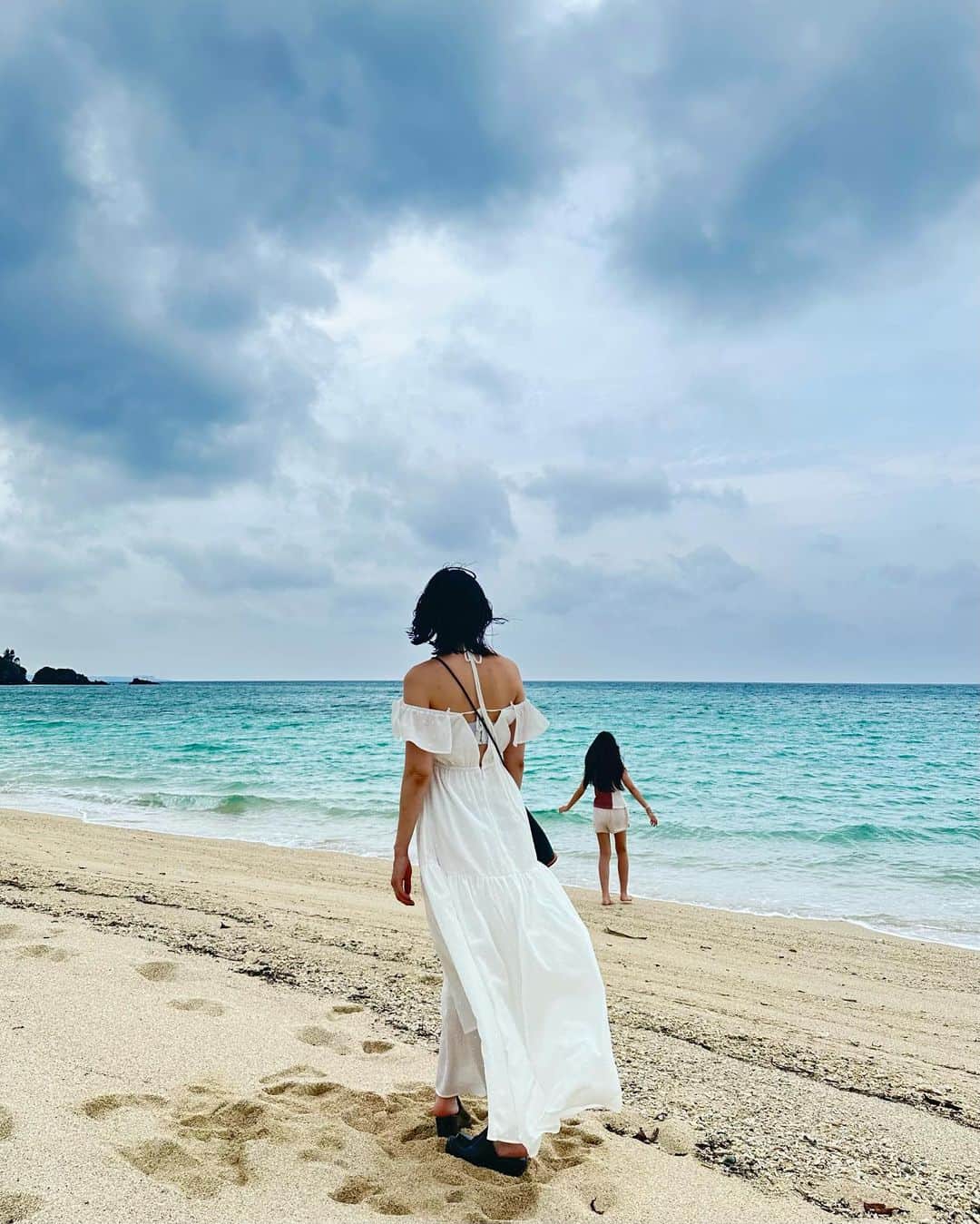 簑島三佳のインスタグラム：「強風の沖縄🌬️🏖️  雨予報がぜんぶ晴れたよ  チビはいつも通り貝殻拾ってるのかな〜と思ってほっといたらゴミを拾っていた #一人一人の力が大事なのだと力説つき #ゴミ袋常に持参 #とても良い子なんです  one-piece @honeymihoney_official ホルターにしても着れた✨  #HONEYMIHONEY #沖縄　#沖縄ビーチ」
