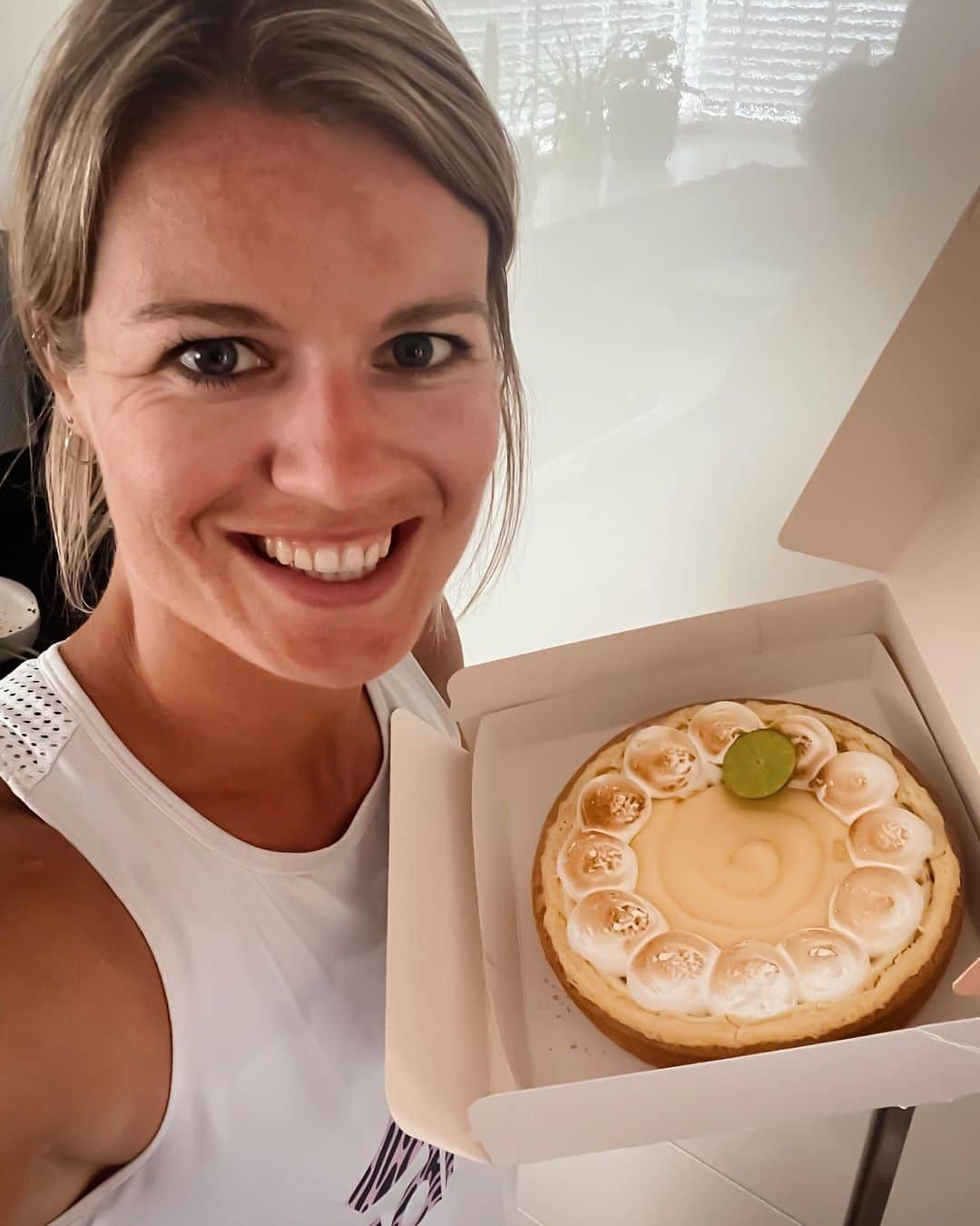 ダフネ・シパーズのインスタグラム：「🎉 It's my 31st birthday today! 🥳 I couldn't celebrate it with an easy, relaxed training session, but now that my heart rate is back to normal, it's time to treat myself to a well-deserved slice of pie. ☺️🍰」