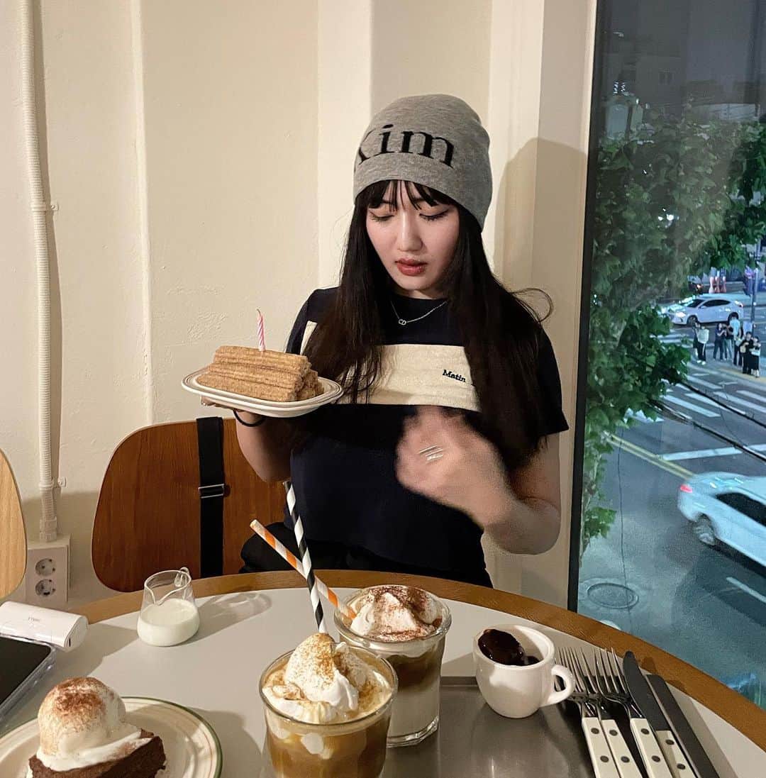 河崎みーなのインスタグラム：「에브리데이 해피벌스데이 🎂  ホンデ行く人にオススメなカフェ🖤ほんでチュロス美味しすぎたわ^_^ . . .」
