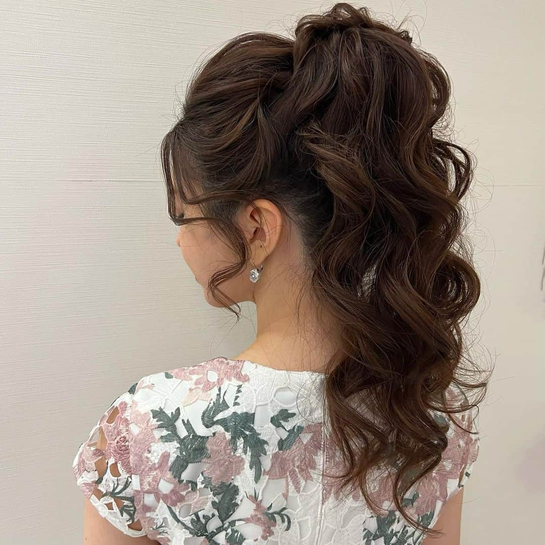 Tomoyo Kitamuraのインスタグラム：「お客様ヘアセット✨ 高めのカールポニー  #ヘアメイク #プレ花嫁 #外注ヘアメイク #前撮り #2023冬婚  #ヘアセット #2023秋婚 #ヘアアレンジ #グラハイ花嫁 #パレス花嫁 #アンダーズ花嫁 #ウェスティン花嫁  #chanel  #シャネル #ウェディングドレス  #ウェディングヘア #前撮りヘア #dior #ディオール #ポニーテール #2023夏婚」