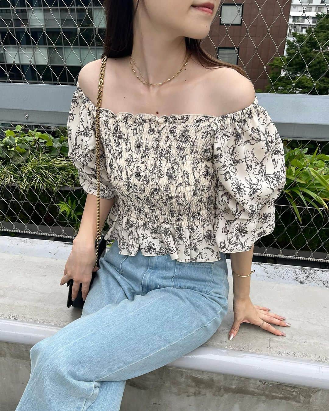 のインスタグラム：「WEB予約受付中💗  シャーリングボリューム袖ブラウス #0131040460   オフショルにもできる 着心地よい女っぽブラウス🫧  6月下旬以降店頭入荷予定  #niceclaup #ナイスクラップ  #ガーリー#ガーリーコーデ  #春夏　#春夏コーデ #大人可愛い  #大人可愛いコーデ#大人ガーリー #大人コーデ  #お出かけコーデ#ブラウス#ブラウスコーデ  #オフショルダー #オフショル」