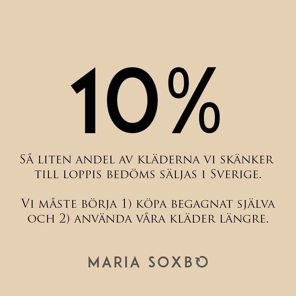 Maria Soxboさんのインスタグラム写真 - (Maria SoxboInstagram)「Nej, det är ingen klimatgärning att skänka kläder till loppis.  Det brukar användas som exempel på vad vi gör för miljön – att skänka vidare det vi inte använder. Och det är så klart bra att någon får möjlighet att bli ny ägare till gamla plagg.  Men. Så länge vi köper såna enorma mängder nytt (ca 14 kilo per år), använder plaggen så kort tid (i genomsnitt 7 gånger) och dessutom handlar billigt och av låg kvalitet så leder våra donationer till begagnatmarknaden till mer problem än nytta. Välgörenhetsaktörerna drunknar i osäljbara plagg, vi exporterar stora mängder och som den utmärkta granskningen som @aftonbladet gjort av @hm nu i veckan visar så dumpas vårt fast fashion-skräp i andra länder. Där de smutsar ner naturen och väller ner i haven.  För när plagg som skapats för att locka oss (fast fashion-konsumenter med god ekonomi som överkonsumerar plagg som är kortlivade både i trend och kvalitet) översvämmar en marknad som vi själva är dåliga på att utforska (secondhandmarknaden) så blir de förr eller senare någon annans problem. Och det är så jävla sorgligt.   Hur hade vi reagerat om ett annat land (Australien?) skulle skeppa hit tonvis med plagg som varken passade vårt klimat eller våra smakpreferenser, och dumpade dem på våra stränder? På Österlen, runt Gotland, längs Västkusten? Hade vi inte blivit helt rasande?  Så, låt oss en gång för alla slå fast några saker:  🥼Välj alltid andrahand i första hand. Minska efterfrågan på nytt, och se till att plagg skapade för svenska kunder bärs av oss så länge som möjligt. Klimatgärningen är att köpa på loppis, inte att skänka till den.  🥼Ta hand om dina plagg. Även om det var billigt kan det få ett långt liv – om ägaren gör sitt bästa.  🥼 Försök säkra en ny ägare till plagg du vill bli av med. Ordna ett klädbyte, erbjud kompisar att ärva, sälj via Facebook och Tradera.   🥼Det du skänker till loppis, se till att det är helt, rent och väl omhändertaget, så det har en chans att bli sålt.  🥼Köper du nytt, gynna märken som producerar med bra villkor, av god kvalitet och med vettigt miljötänk.  Rättelse: Det ska stå ”i Norden” i bilden. Ej ”i Sverige”.   (Källa: Exports of Nordic Used Textiles)  #hållbartmode #hållbart」6月15日 22時53分 - mariasoxbo.se