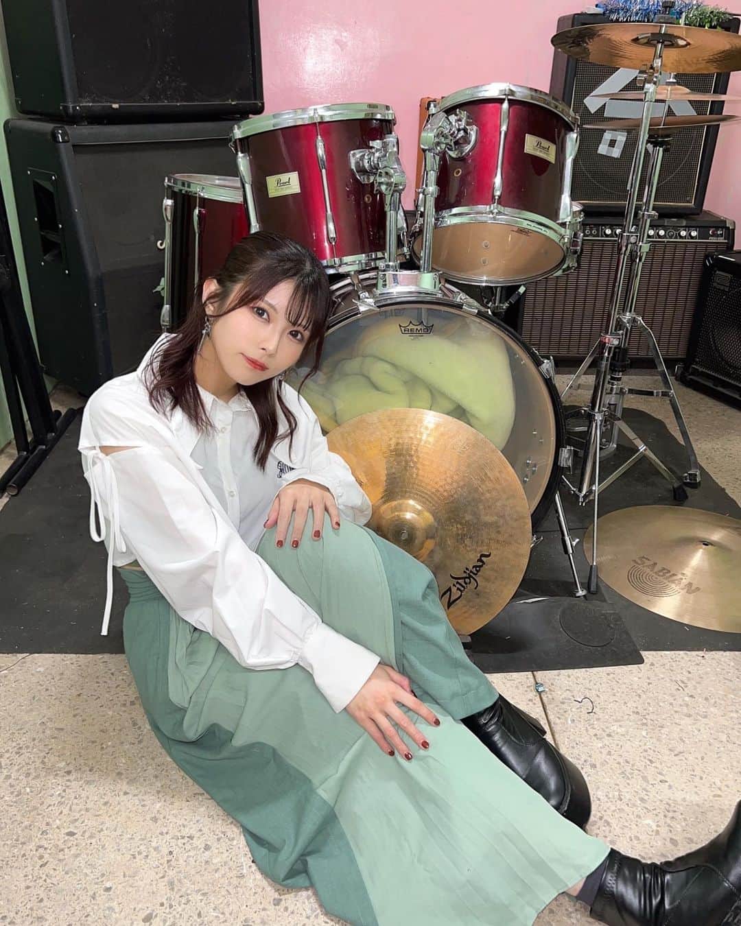 森脇加奈子のインスタグラム：「🏫🎸💥  先日、母校である日本大学第二高等学校の軽音楽部、通称「F研」の引退ライブにシークレットアクトとして出演させていただきました♪  みもりんと一緒にバンドをするきっかけとなったこのF研。沢山の仲間と沢山の時間を共有してきた埃っぽい半地下の部室。正直綺麗じゃないし設備も万全とはいえなかったけど、此処でバンドメンバーと過ごす時間が何よりも楽しくて！学生時代の楽しかった思い出はほとんど部活のことです。笑  そんな思い出が詰まった部室が変わらず残ってて嬉しかったです😌🤍  もちろん変わった部分もあって、私たちが卒業した後にできた新校舎に視聴覚室があり、引退ライブはそこで行われました◎ 照明もステージもとっても立派で、感動しました☺︎学生さん達もすっごくあたたかく迎えてくれて楽しんで観てもらえてとっても嬉しかったです！ またどこかのライブハウスで一緒にライブができたらいいなぁ、それまで私もたくさん頑張ろう。改めてそう思えた1日でした🫶🏻  日大二高F研のみなさん、廣瀬先生、ありがとうございました！  #日大二高 #F研 #NICOROCK  #Faulieu #band #girlsband  #rock #rockband #musician #vocal #guitarvocal #guitarist #guitarplayers #japanese #japanesegirl  #tagsforlikes #followme #tfl  #일본 #셀카 #팔로우미 #데일리룩 #오오티디 #粉我」