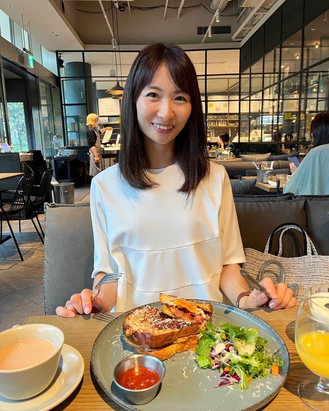 吉田早織のインスタグラム：「・ 気になってたお店でモーニング🥗 ⁡ ⁡ 最近肌の調子が良いのですが、 先日OGとして参加させていただいた @maquia.magazine のイベントをきっかけに毎日シートマスクを使っています♪ ⁡ ⁡ MEGUMIさんのトークセッションで、毎日続けてる美容習慣がシートマスクと伺って”これなら続けられる！”と思い即実行してみました✨ ⁡ ⁡ イベントでも紹介されていたルルルンは、何度も改良を重ねられていて、シートに程よい厚みがあり美容液たっぷり✨ 折りたたまれているシートは剥がしやすいようにずらしているので使いやすさも考えられていました👏　 ⁡ ⁡ 実は我が家にはルルルンのヘビーユーザーがいるので👨🏻 常備していますが、私は乾燥を感じた時のスペシャルケアとして時々使っていました。 ⁡ けどやっぱり毎日使う事で効果も感じられるそうなので、続けてみようと思います😌 ⁡ ⁡ MAQUIAイベントで出会ったコスメはまた投稿します💄 ⁡ ⁡ ⁡ ⁡ ⁡ ⁡ #maquia #maquiaオンライン #ルルルン #シートマスク #エイジングケア #maquiaサロン #ハッピーポジティブエイジング #MAQUIA #フェイスマスク #プレシャスGREEN #PR」