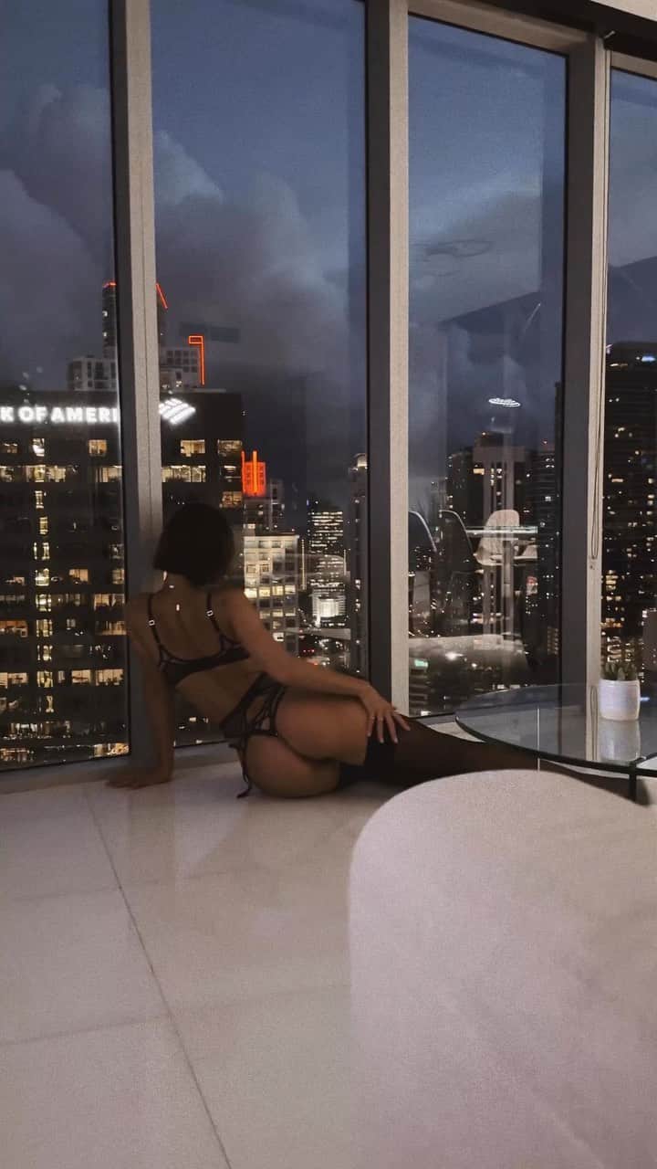 レイチェル・クックのインスタグラム：「Did u see it? 🌩️」