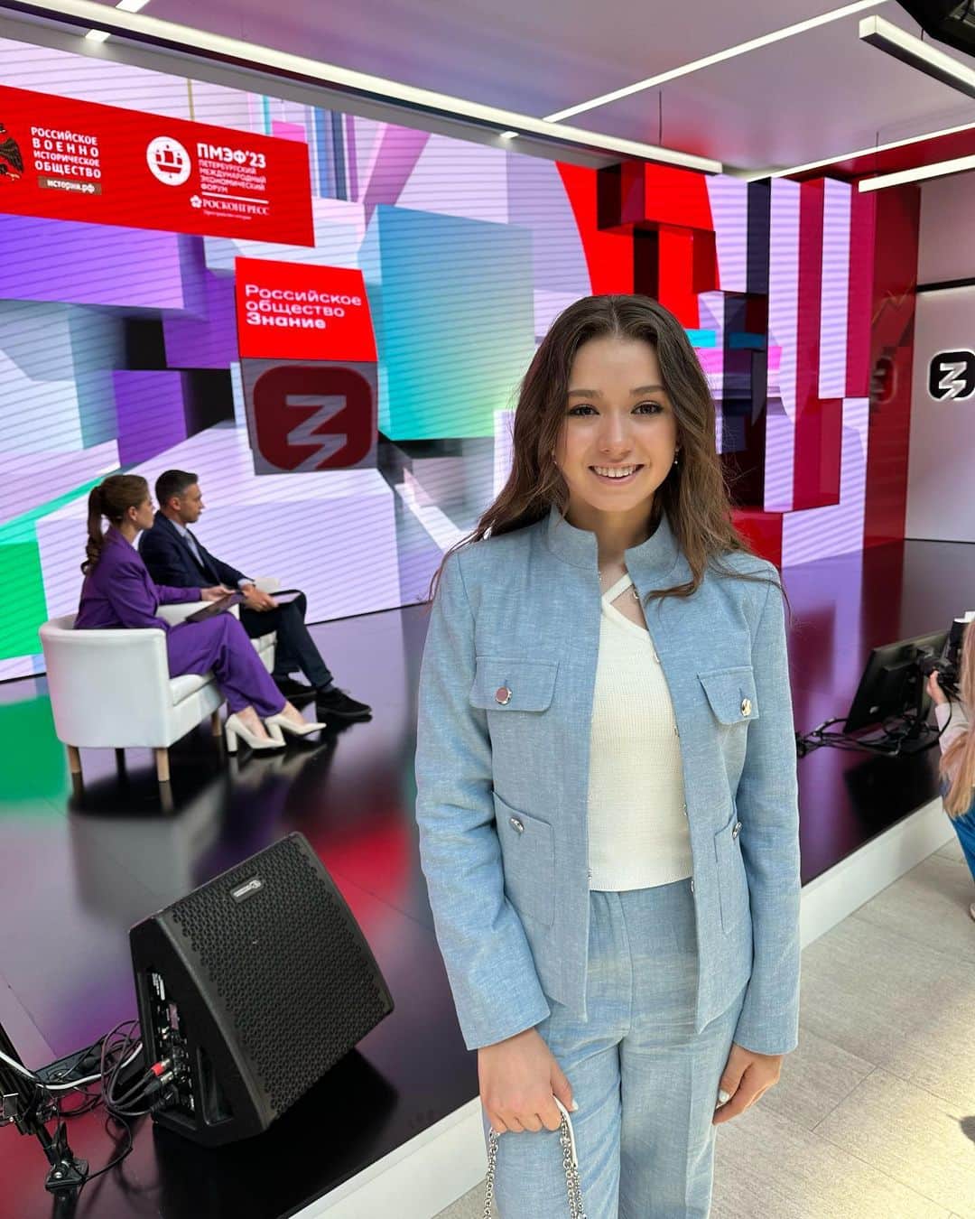 カミラ・ワリエワのインスタグラム：「Вы не поверите, но я на ПМЭФ🤩🔥  Кажется, я ещё не до конца осознала, куда попала🙈  Передо мной, на расстоянии вытянутой руки, выступали помощник президента Владимир Мединский , министр просвещения Сергей Кравцов, ректор МГИМО Анатолий Торкунов😱  Общество «Знание», как всегда, дарит знания! В их крутой мультимедийной студии было интересно послушать о создании Единого учебника истории и развитии Северного морского пути. Узнала для себя много нового!☺️  Буду рада побывать здесь ещё раз, если представится такая возможность😇」