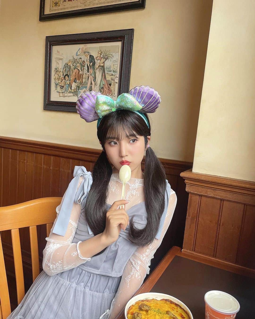 のインスタグラム：「・ ♡ 写真撮りたいけど 早く食べたいっ!!🥺 ♡ #DisneySea #ディズニーシー #はなとディズニー #AMEFURASSHI #小島はな」