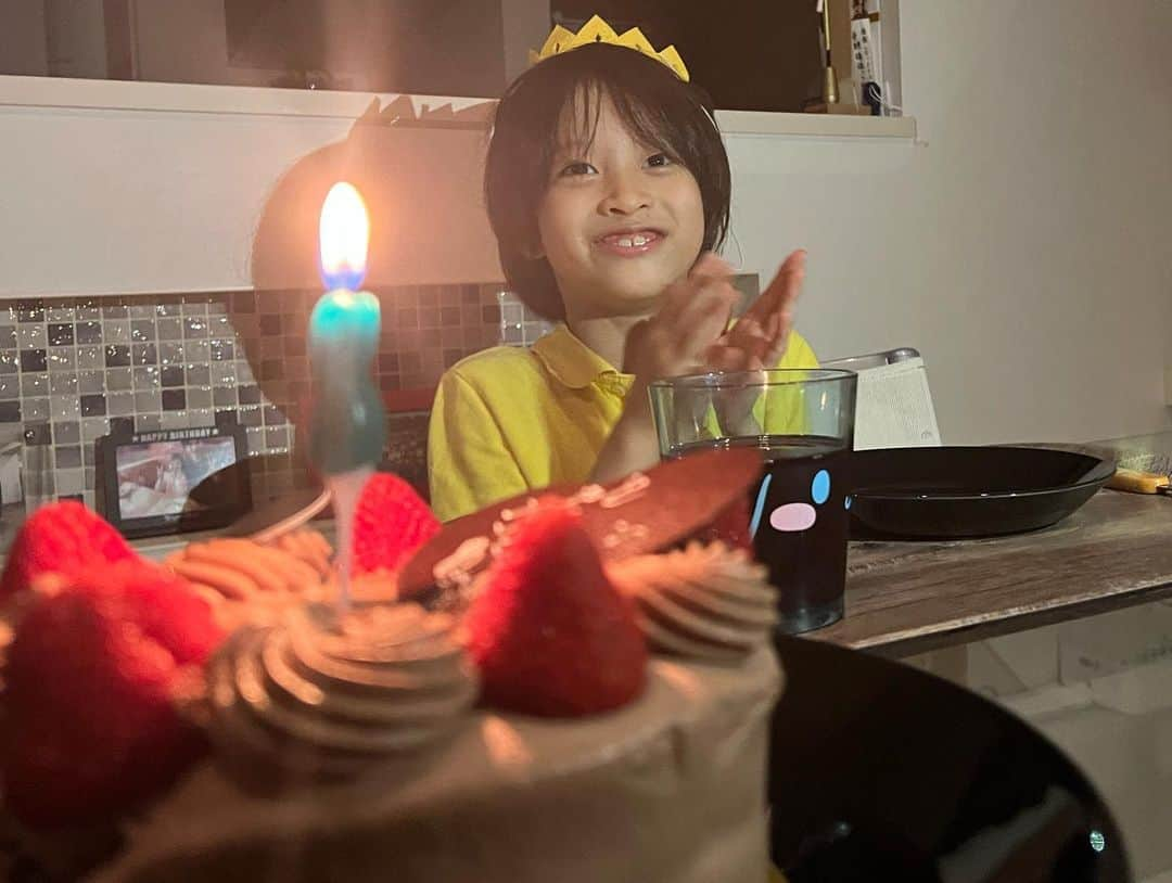 山田泰三さんのインスタグラム写真 - (山田泰三Instagram)「息子8歳の誕生日でした🎂 寿司やら魚介やら、好きなものを食べて、ケーキを食べて、今年は姉が作った謎解きでプレゼントの隠し場所を探し当てました🎁 このまま優しく成長してねー。 #息子 #8歳 #誕生日 #バースデイ #birthday #誕生日パーティー #プレゼント #謎解き #謎解き好き #子育て #子育てパパ」6月15日 23時01分 - taizoyamada_official