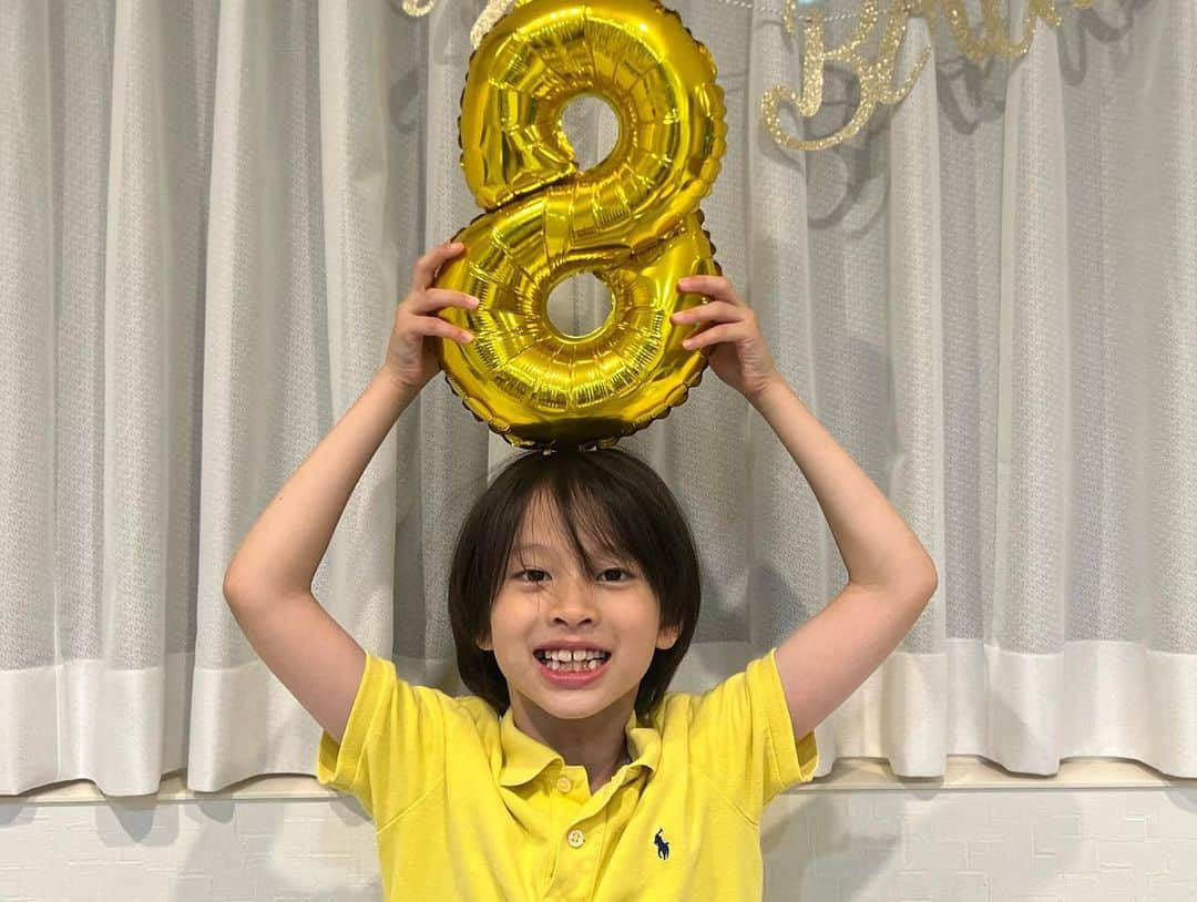 山田泰三さんのインスタグラム写真 - (山田泰三Instagram)「息子8歳の誕生日でした🎂 寿司やら魚介やら、好きなものを食べて、ケーキを食べて、今年は姉が作った謎解きでプレゼントの隠し場所を探し当てました🎁 このまま優しく成長してねー。 #息子 #8歳 #誕生日 #バースデイ #birthday #誕生日パーティー #プレゼント #謎解き #謎解き好き #子育て #子育てパパ」6月15日 23時01分 - taizoyamada_official