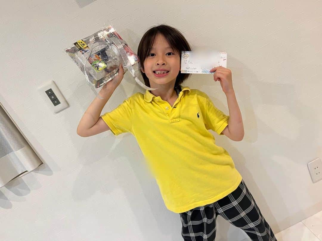 山田泰三さんのインスタグラム写真 - (山田泰三Instagram)「息子8歳の誕生日でした🎂 寿司やら魚介やら、好きなものを食べて、ケーキを食べて、今年は姉が作った謎解きでプレゼントの隠し場所を探し当てました🎁 このまま優しく成長してねー。 #息子 #8歳 #誕生日 #バースデイ #birthday #誕生日パーティー #プレゼント #謎解き #謎解き好き #子育て #子育てパパ」6月15日 23時01分 - taizoyamada_official