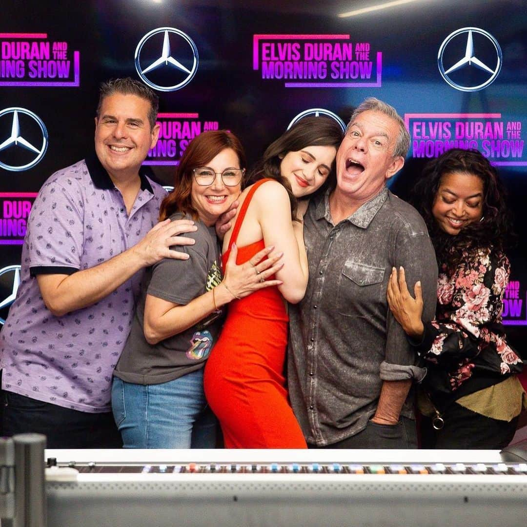 ローラ・マラノのインスタグラム：「I love this whole group of people so much 😩🥹❤️ thank you @elvisduran and the entire @elvisduranshow crew for having me!!! We talked about my shows at the @midnight.theatre.nyc (starting tonight!!!), we played my song The Valley on the radio for the first time ever, and we got very candid about many things (maybe I was a tad too candid 😭)…truly so thankful for this entire group!!!」