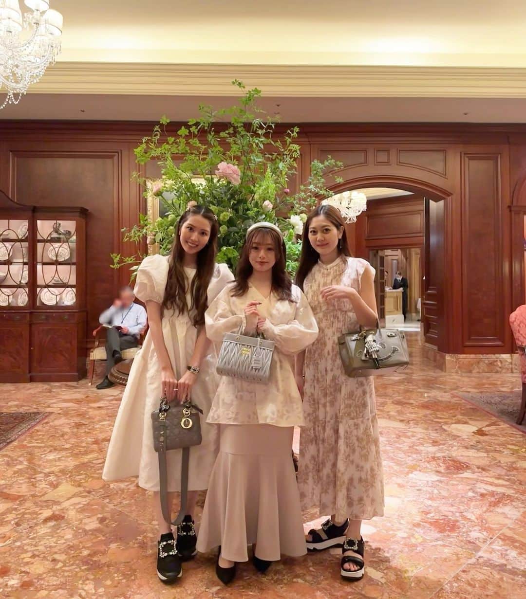 岡本麻佑のインスタグラム：「. プリンセスみたいなおふたりと👸🏼👑🩷アフタヌーンティーしたよ🫖🤍 お喋りし過ぎて2時間あっという間に終わってた🥹楽しい女子会でした💓✨  #アフタヌーンティ#theritzcarlton#theritzcarltonosaka#リッツカールトン大阪#リッツカールトン#女子会#カフェ#ランチ」