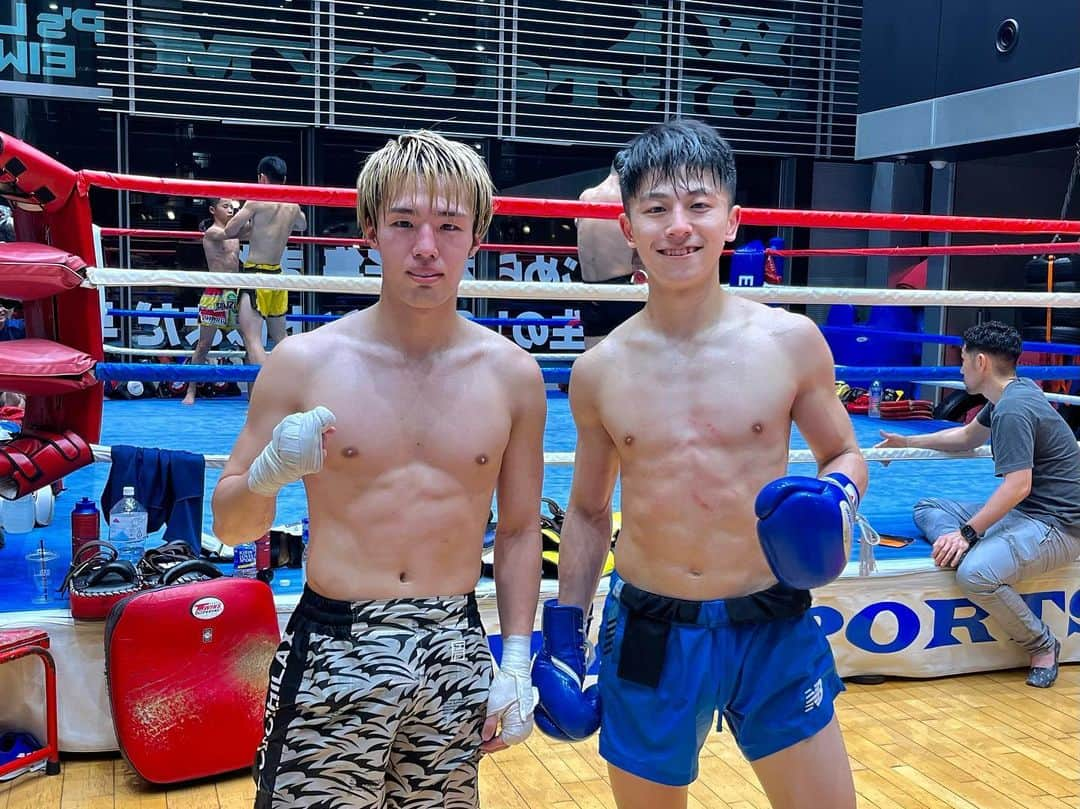 田丸辰さんのインスタグラム写真 - (田丸辰Instagram)「. 4年ぶりくらいに名高と練習🥊🔥 めちゃくちゃいい練習出来たし勉強になった!!  アマ時代から試合したり練習したり仲良くて 今でもこうやって練習出来ることに感謝🙏🏻  中川会長、名高有難う御座いました!! また宜しくお願いします🤝🏻✨  @nadakamuay  @eiwasportsgym」6月15日 23時02分 - toki.tamaru