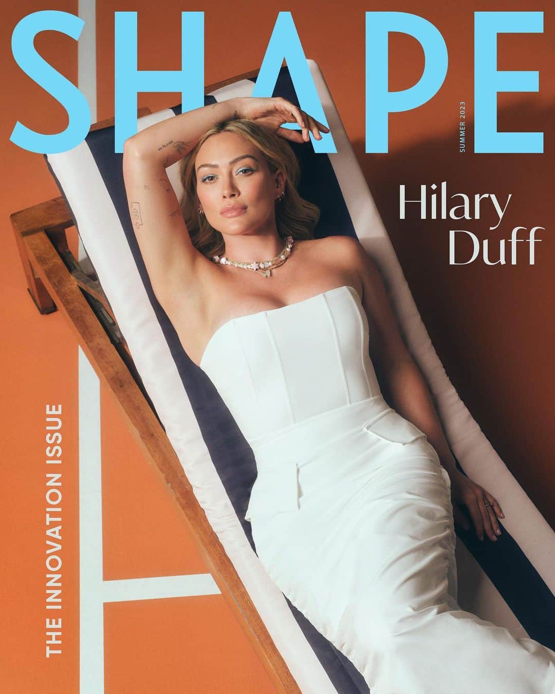 ヒラリー・ダフのインスタグラム：「The honest truth: we fangirled HARD over our Innovation Issue cover ⭐️ @hilaryduff.   Like many, we grew up on Duff’s particular brand of lovable, earnest, and adorably dorky with Lizzie McGuire, dreamed of working a glossy “big girl” job à la Duff’s Kelsey Peters in Younger, and are still figuring out how to navigate the challenges of dating and adulthood like How I Met Your Father’s Sophie.   But in sitting down with Duff for this interview, she spoke to us about the character she’s yet to play (on screen that is): a mother, the rewarding role in her life which she says leaves her feeling simultaneously like superwoman — and roadkill.  Visit the #linkinbio to read how Duff balances a busy career with three kids, a new hobby, and of course — self-care time.  Writer: @rozalynnfrazier Photographer: @jonnymarlow Cinematographer: @bsmith_bs Stylists: @elkin Makeup: @kdeenihan Hair: @nikkilee901 Manicurist: @ashlie_johnson Set Design: @iloveamyjo Assistant Camera: @sullivan_dereks GM: @hayleysmason Creative Director: @jennabrillhart Photo Director: @kellychiello Video Director: @justinedg3 Fashion Direction: @corinnepl Production Assistant: @amanda.lauro Designer: @mehrozkapadia Booking: @talentconnectgroup」