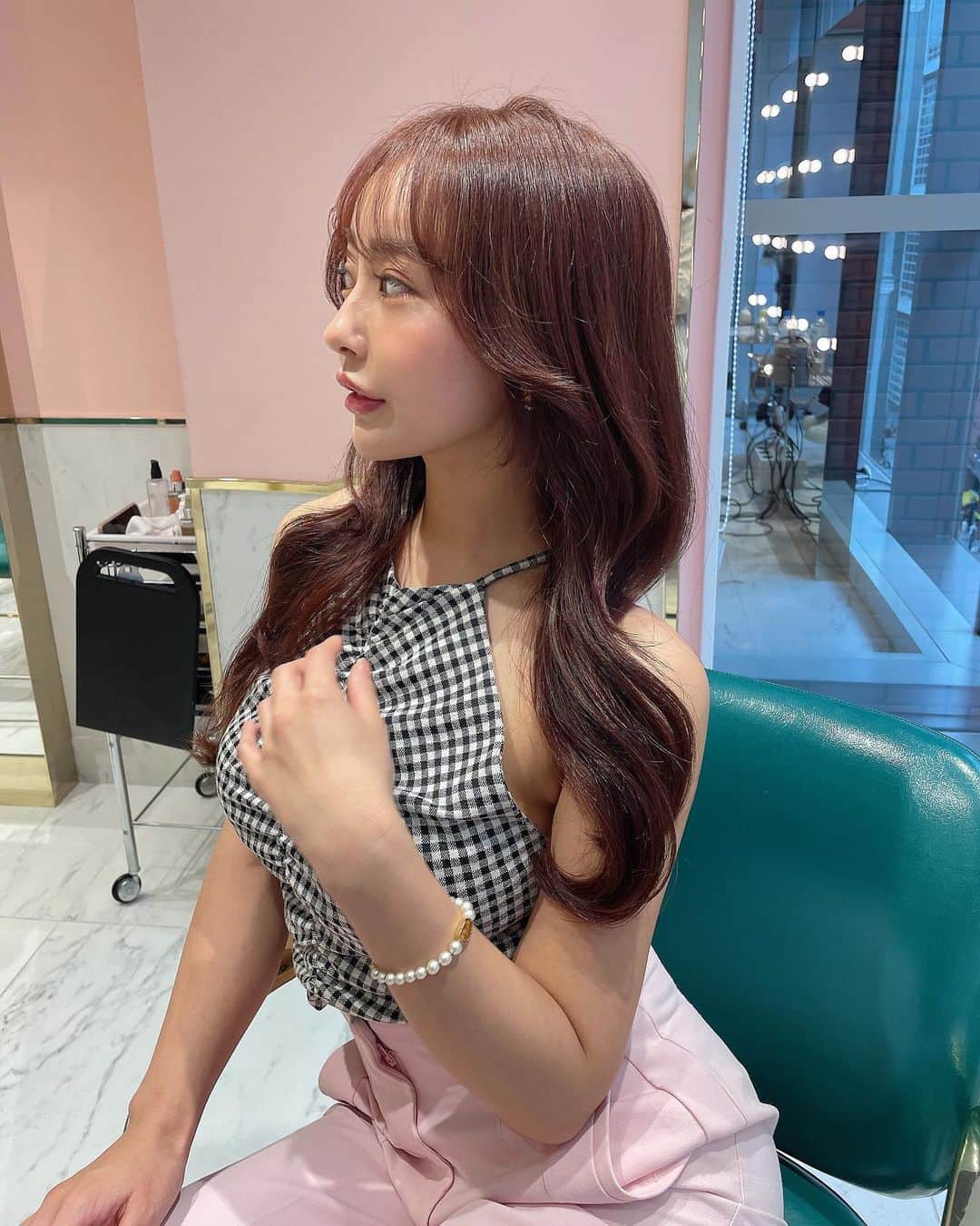 のインスタグラム：「Pink brown hair🌛💖 @masakiyui   最近はピンクが私の中のブーム☝️ 可愛く仕上げていただき大満足です♡  #newhair #newhairstyle #hair#hairstyle#pinkhair #pinkblownhair#pinkblown#shima#shimastyle_ #shimahair #layercut#layerstyle」