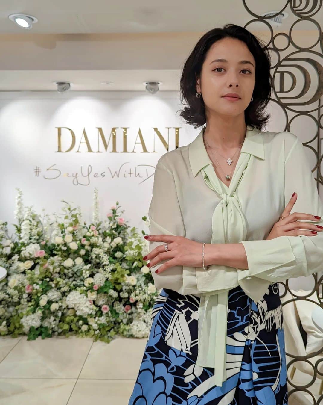 のインスタグラム：「#SayYesWithDamiani Bridal Fair at Ginza Tower  #ダミアーニ が7/2まで銀座店で開催するブライダルフェア💐  フラワーアーチをくぐるとHappyが舞い込む… ということで願掛けもかねて店内を見て回ってきました♡  遊び心あふれるデザインのジュエリーたちに囲まれて 幸せな気分にしてもらえました✨  #Damiani  @damianiofficial」