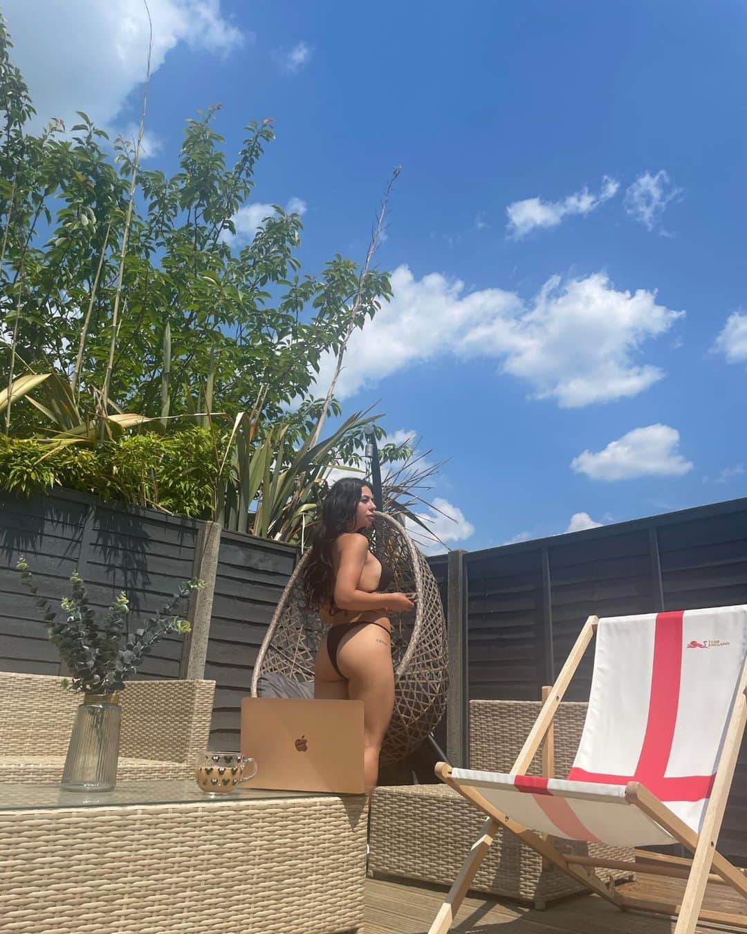 クラウディア・フラガパニのインスタグラム：「Just 2 girlies sunbathing☀️ . . . . .  #summer #summervibes #summerlovin #sunbathing #bikini #bikinigirl #bikiniweather #ootd #bristol」