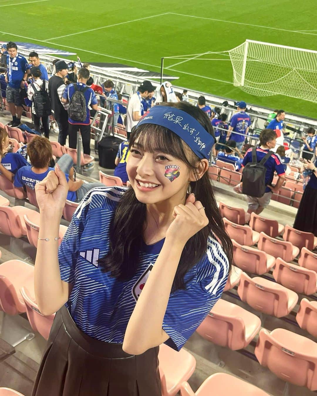 千葉祐夕のインスタグラム：「日本 🇯🇵 vs エルサルバドル 🇸🇻  やばいって〜幸せすぎたって、、豊スタ最高すぎるって〜激アツだって〜 ！！！！泣   #サッカー日本代表 #日本代表 #SAMURAIBLUE #豊スタ #サッカー女子 #森保ジャパン」