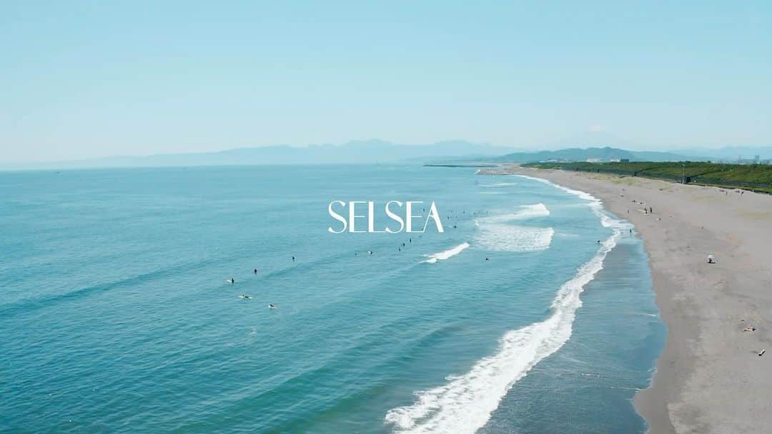 清宮佑美のインスタグラム：「海を愛する女性の為のライフスタイルメディア"SELSEAセルシー"と、海やサーフィンをライフテーマとした女性達が繋がるコミュニティ "SELSEA FRIENDS"を立ち上げてから 今日で1年！ この動画はローンチの時に広告で流してたんだけど フィードに残して無かったので1周年記念に🥹🙌🏾✨ SELSEAはアクティブな女性たちのライフスタイルを益々輝かせる為のコンテンツを毎月たくさん企画しています🙂 サーフトリップ やリトリートはもちろん、ステップアップレッスンや、お味噌作りや身体に優しいお料理のワークショップ、ヨガをしたり、ランチやパーティーをしたり♥︎ 1人でも多くの方に海と共にあるライフスタイルの素晴らしさを伝えたい💭そんな想いで運営しています。 この1年で 人生を一緒に楽しめる仲間が増えて 私自身 本当に充実した時間をたくさん過ごすことが出来ました。 メンバーのみんなには本当に感謝の気持ちでいっぱい🫂💕 2年目もよろしくお願いします🩵 SELSEAと共に 益々充実したライフスタイルを送れますように🍀 コミュニティメンバーは 常に募集しています✨ 1ヶ月無料で体験できるので ぜひ👐🏾 入会にはアンケートへの回答が必須となりますので お忘れなく！ 詳細はプロフィールのURLよりコミュニティページへ🔗  🎞️ @ken_tsro   #SELSEA #SELSEAFRIENDS #ライフスタイルメディア #サーフコミュニティ #セルシー #セルシーフレンズ #女性サーファー」