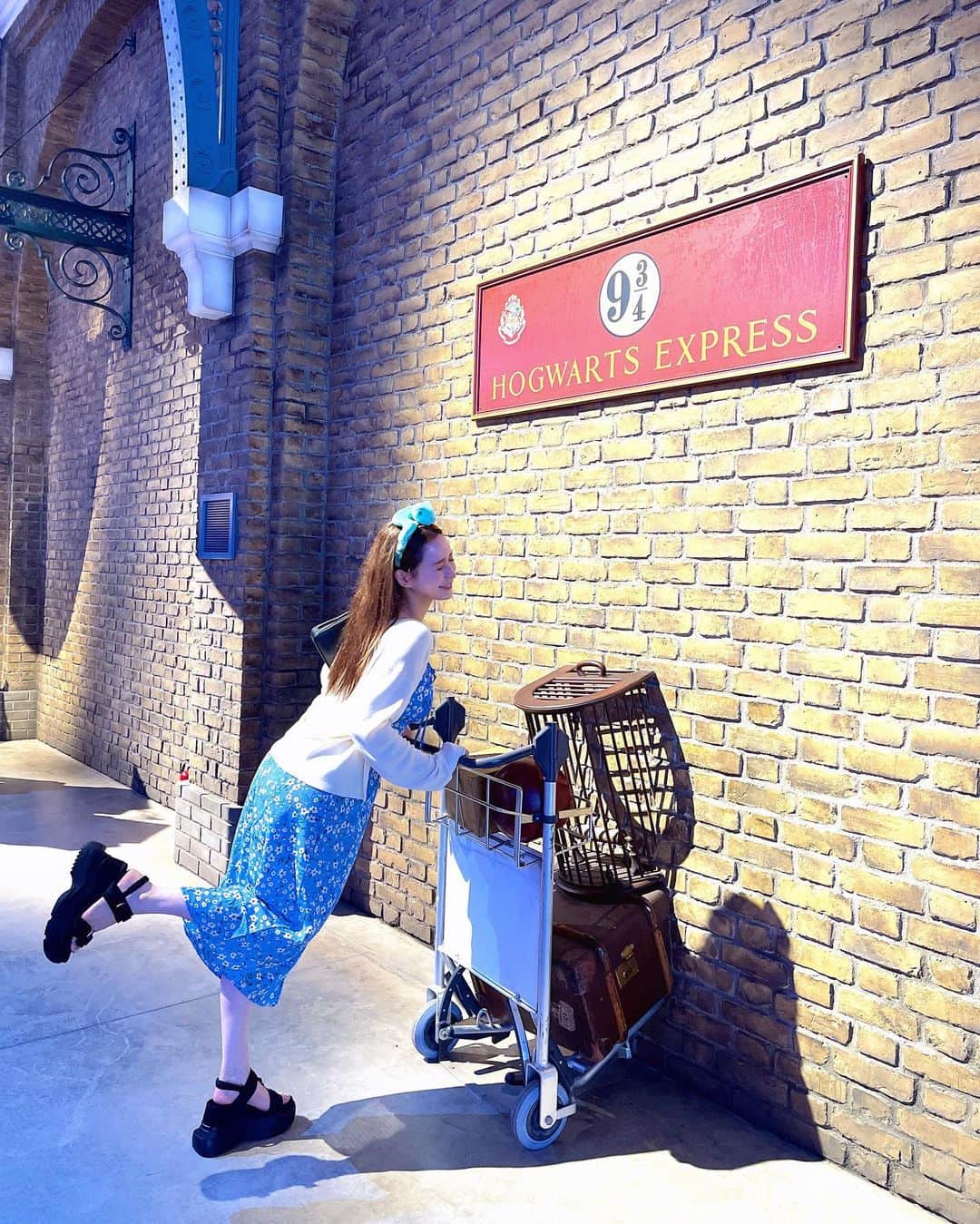 野崎萌香のインスタグラム：「メイキング・オブ・ハリー・ポッター スタジオツアーin Tokyo🪄✨🧳🫧🦉🚂  ハリーポッターの映画制作の裏側を 追体験できるウォークスルー型施設で、 イギリスに続き世界で2つ目に出来た 貴重なツアー体験に一足お先に行ってきました。  「ハリー・ポッター」の 屋内型施設としては世界最大規模で 東京ドーム約2個分の広さもあるので さらっとみようとしても4時間は必要かも🏰  どれも実際の映画のスタッフさんたちが 手作業で作ったというだけあって、 フィクションだということを完全に 忘れそうになるほどにリアル。。。  あぁ私の中では魔法界は フィクションじゃなくて 本当にあるもう一つ憧れの世界。。。  この細やかな設定、ディテール、 複雑な物語、ドキドキする世界観の全てを作り出して 10代の私たちにトキメキを与えてくれた 全ての方々に感謝の気持ちで胸がいっぱいに…  また必ず、行きます❤️  #ハリポタツアー @wbtourtokyo」