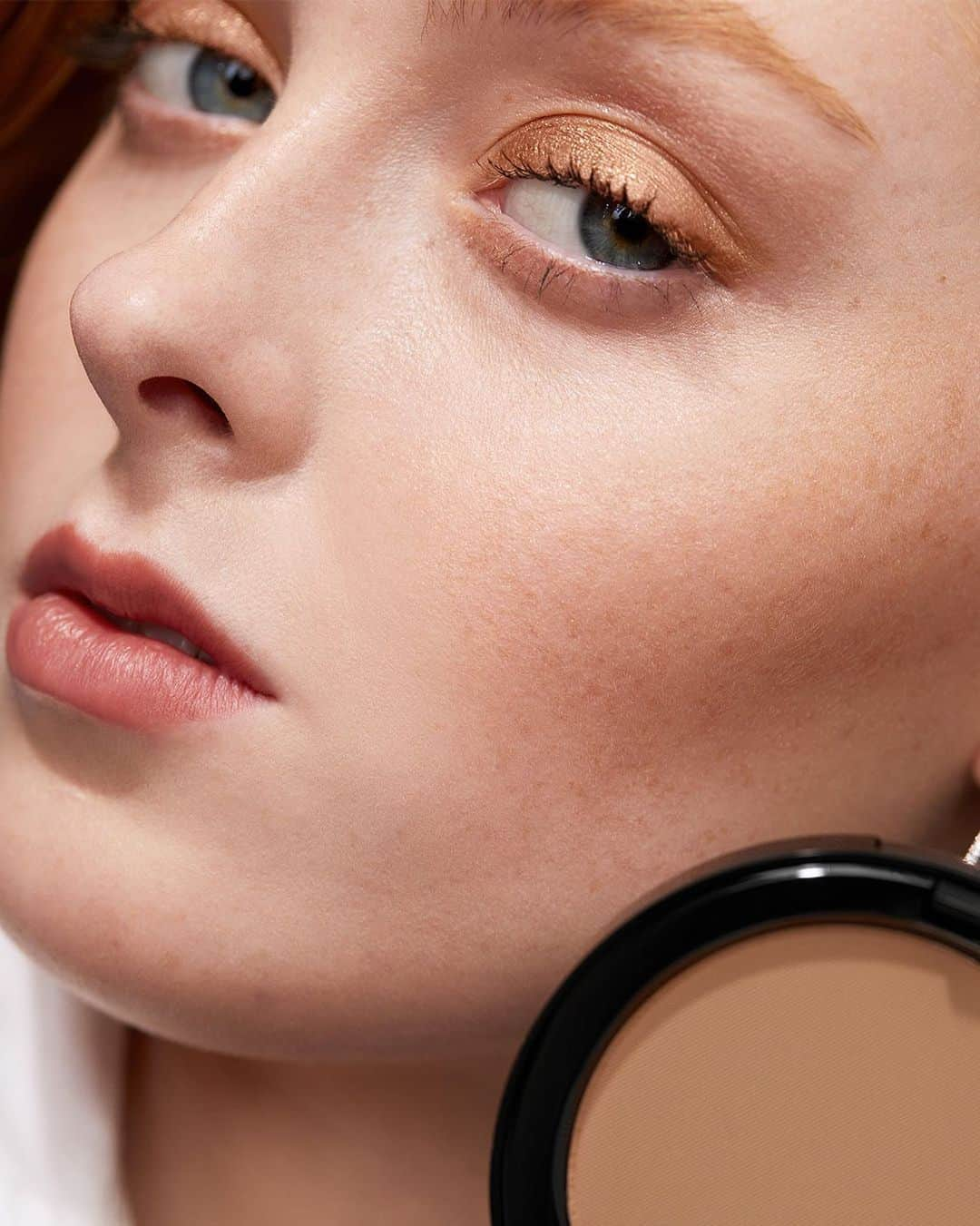 ボビイブラウンさんのインスタグラム写真 - (ボビイブラウンInstagram)「Bring the heat. Layer our bronzing essentials for a sun- warmed look that’s just right for summer.  THE WARM-UP: • Extra Illuminating Moisture Balm: Pat on top of foundation for a flattering all-over glow • Bronzing Powder: Sweep the tan-true powder onto high points of the face for a sunny look • Highlighting Powder in Peach Glow: Dust onto top of cheekbone for hit of warm radiance • Long-Wear Cream Shadow Stick in Golden Amber: Swipe this cream color all over the lid for light-reflective look that lasts 24 hours • Luxe Defining Lipstick in First Edition: Trace the edges of the lips and then fill in for precise, feather-resistant color  Lead MUA: @romyglow  Assisted by: @yubyleoce  #BobbiBrown #LongWearCreamShadowStick #Bronzer #SummerLook #SummerMakeup」6月15日 23時10分 - bobbibrown