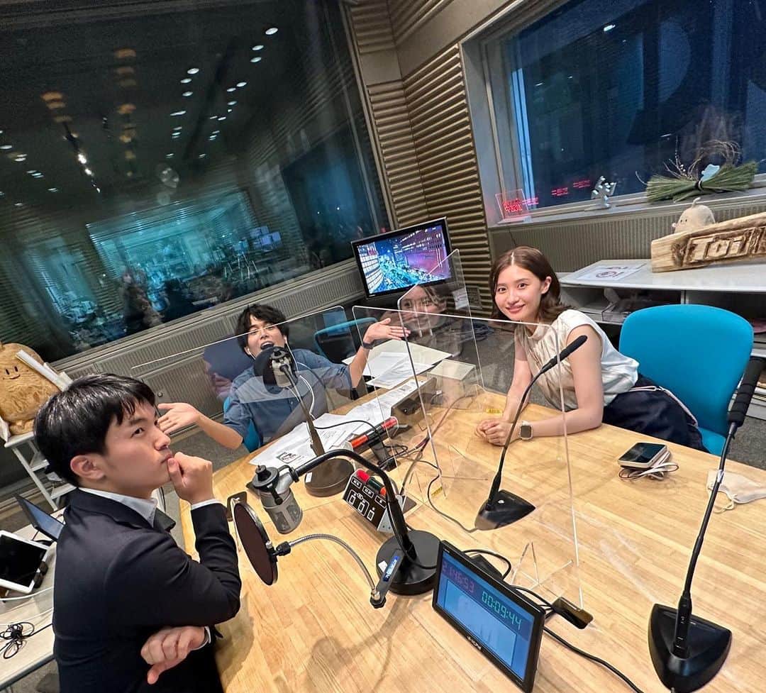 井口謙のインスタグラム：「． 初めての3人集合。 ２時間番組のカリメン。 3人揃ったのは、5分ほどでした。  収録終わりに遊びに来てくれた後輩2人、ありがとうー！！📻  #カリメン #火曜日冨士原 #水曜日本田 #木曜日井口 #気づけば番組帯化から5年目になりました」