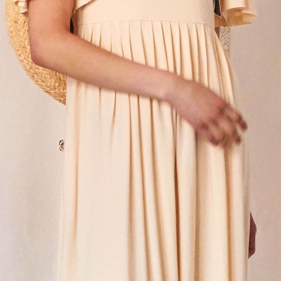 デミリーのインスタグラム：「Embodying carefree summer ease—the Elana Dress features tidy pleats at the waistline + elegantly flared bell draped sleeves」