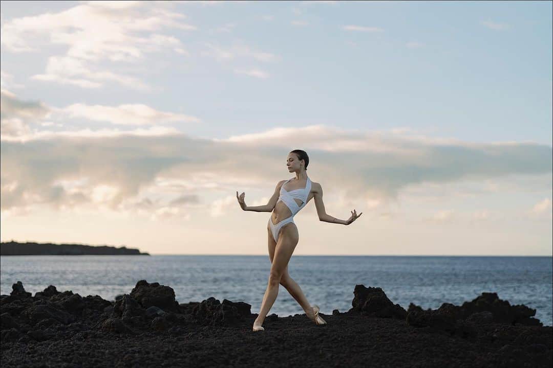 ballerina projectのインスタグラム：「𝐌𝐚𝐜𝐤𝐞𝐧𝐳𝐢𝐞 𝐑𝐢𝐜𝐡𝐭𝐞𝐫 at sunrise on the island of Maui.   @maxrichtermoves #mackenzierichter #ballerinaproject #ballerina #ballet #sunrise #maui #hawaii   Ballerina Project 𝗹𝗮𝗿𝗴𝗲 𝗳𝗼𝗿𝗺𝗮𝘁 𝗹𝗶𝗺𝗶𝘁𝗲𝗱 𝗲𝗱𝘁𝗶𝗼𝗻 𝗽𝗿𝗶𝗻𝘁𝘀 and 𝗜𝗻𝘀𝘁𝗮𝘅 𝗰𝗼𝗹𝗹𝗲𝗰𝘁𝗶𝗼𝗻𝘀 on sale in our Etsy store. Link is located in our bio.  𝙎𝙪𝙗𝙨𝙘𝙧𝙞𝙗𝙚 to the 𝐁𝐚𝐥𝐥𝐞𝐫𝐢𝐧𝐚 𝐏𝐫𝐨𝐣𝐞𝐜𝐭 on Instagram to have access to exclusive and never seen before content. 🩰」
