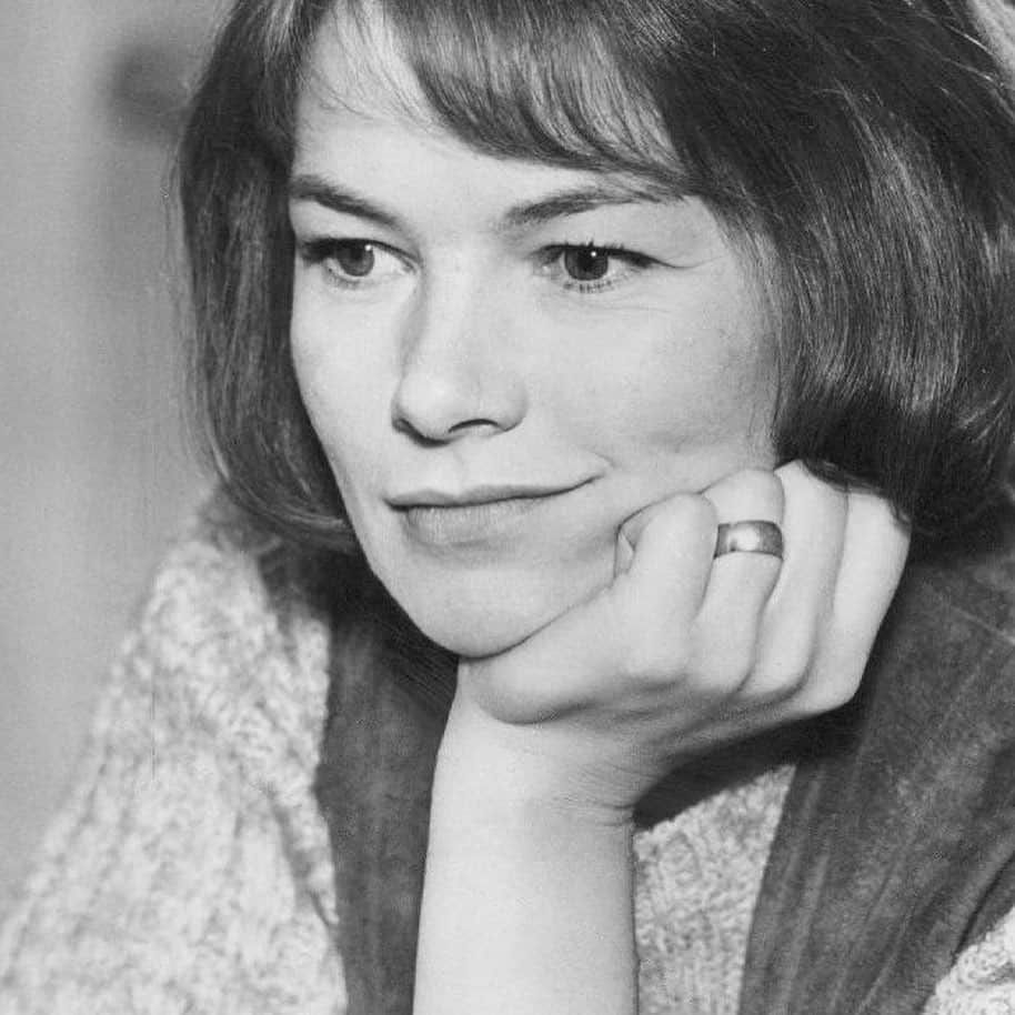 クーシュ・ジャンボのインスタグラム：「GLENDA JACKSON. RIP.  Okay ladies. Real talk.   Anytime in your life, be that when you’re in your 20s, 40s, 60s or 80s, that you wake up, look in the mirror and say ‘IT’S TOO LATE TO CHANGE MY LIFE’ you need to think about GLENDA.   This is a woman who won Oscars in her 20s, gave up Hollywood and kicked arse in UK Politics in her 40s then retired and went back to acting to play KING LEAR on Broadway in her 80s 😮 🌟!!!  This woman was the perfect example of not only how you can both enjoy your success and use it for the betterment of your community but of that age old saying ‘it ain’t over till it’s over’.  Ladies, your most golden age is still to come. It’s NEVER too late.  Thank you Glenda, you Queen.  💕」